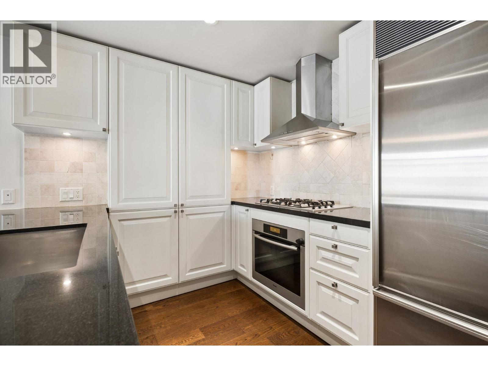 300 533 WATERS EDGE CRESCENT, West Vancouver