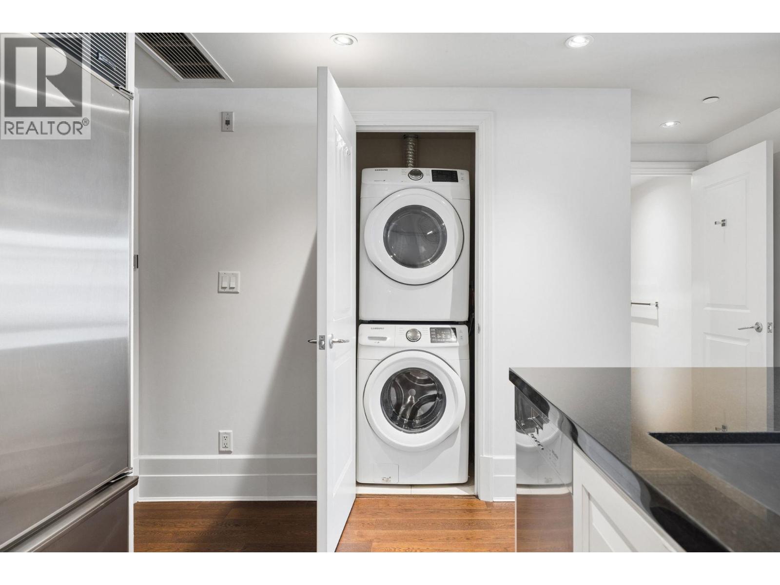 300 533 WATERS EDGE CRESCENT, West Vancouver