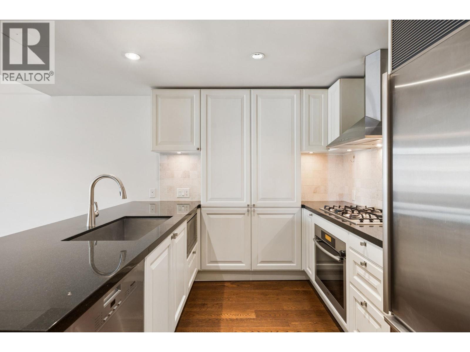 300 533 WATERS EDGE CRESCENT, West Vancouver