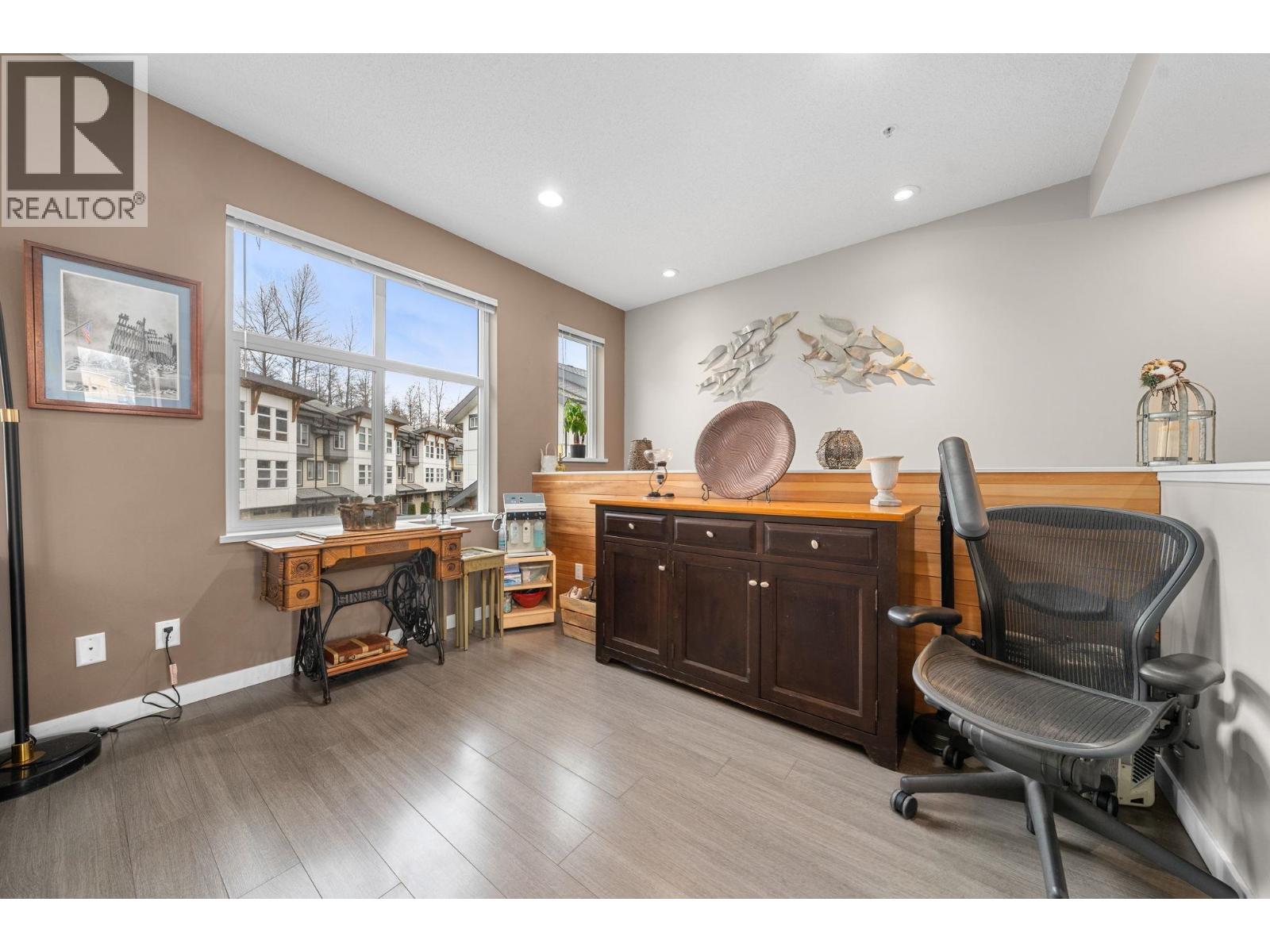 13 39548 LOGGERS LANE, Squamish