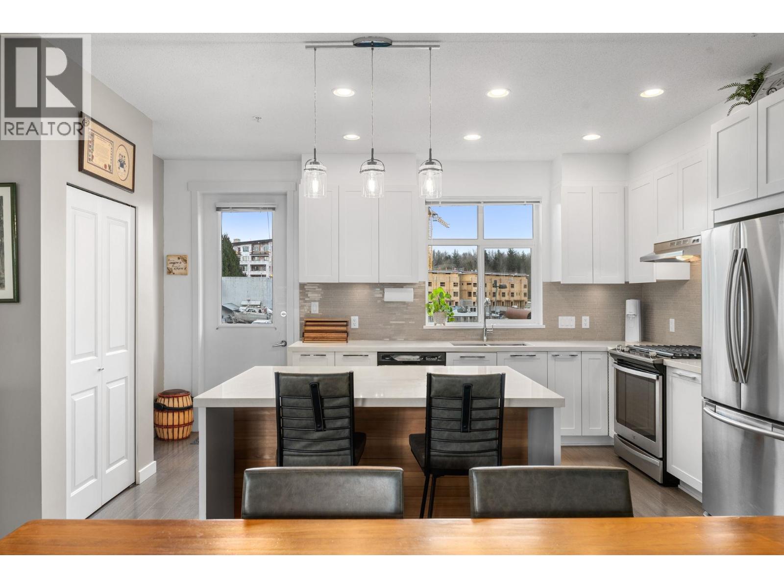 13 39548 LOGGERS LANE, Squamish