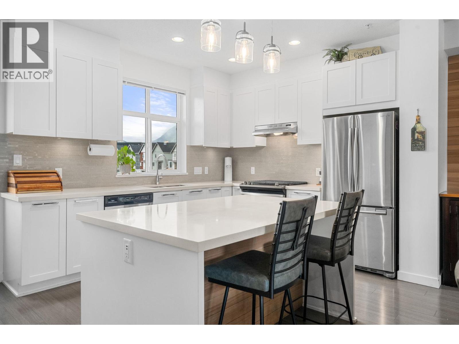 13 39548 LOGGERS LANE, Squamish