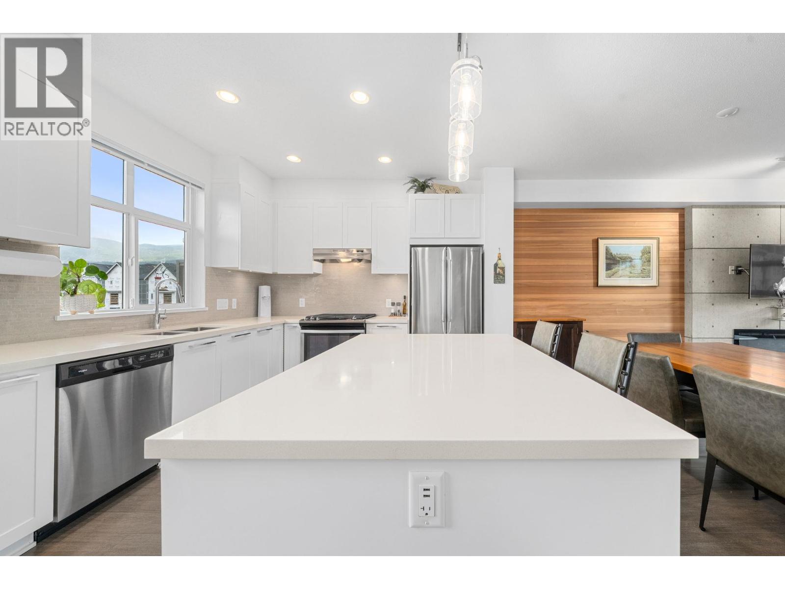 13 39548 LOGGERS LANE, Squamish