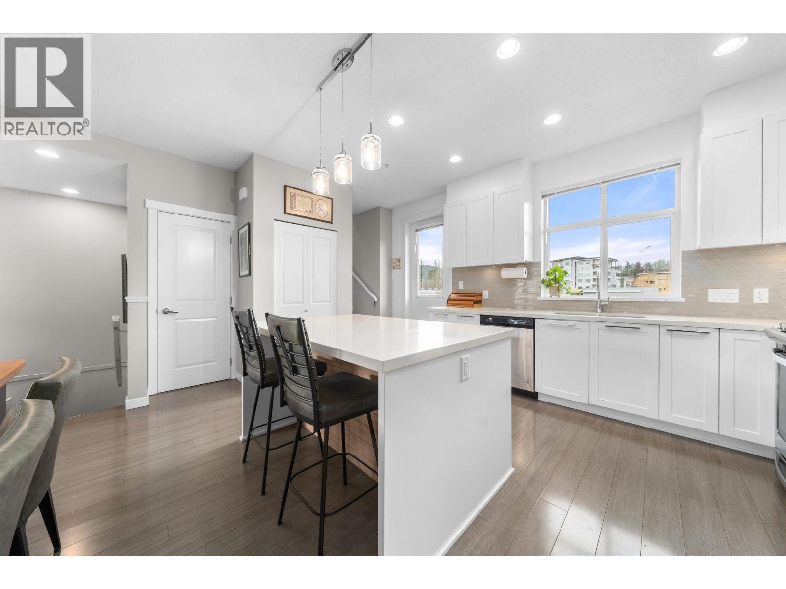 13 39548 LOGGERS LANE, Squamish