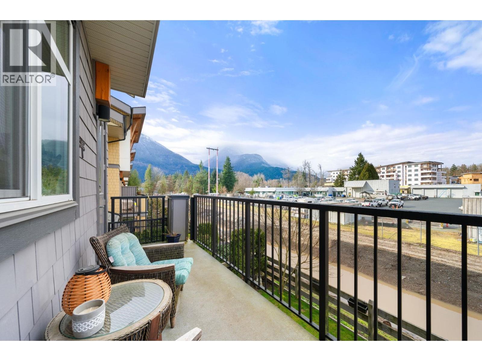 13 39548 LOGGERS LANE, Squamish