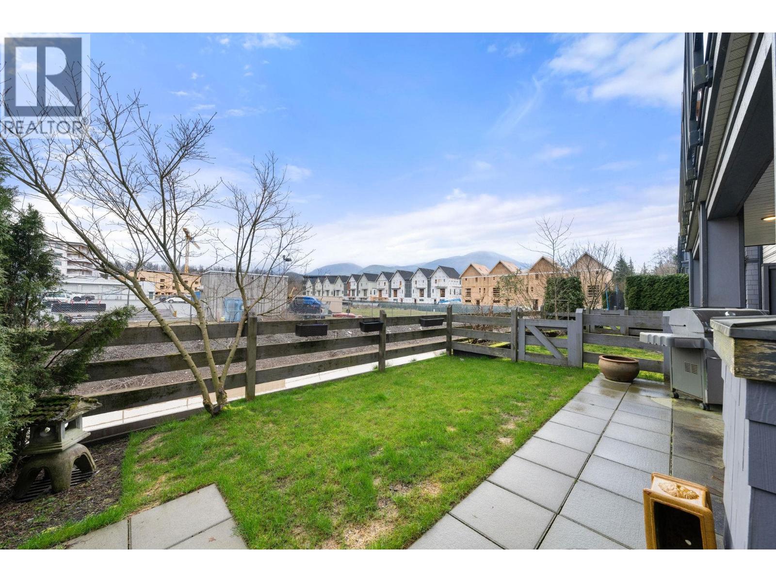 13 39548 LOGGERS LANE, Squamish