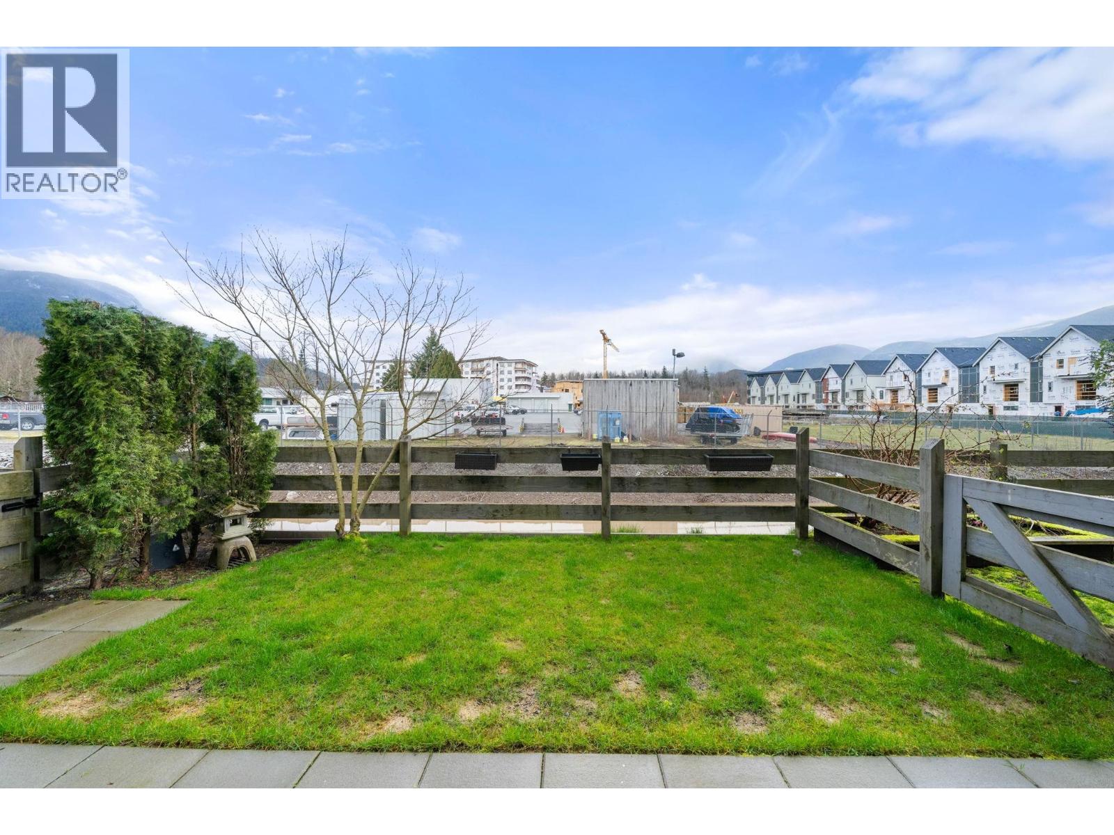 13 39548 LOGGERS LANE, Squamish