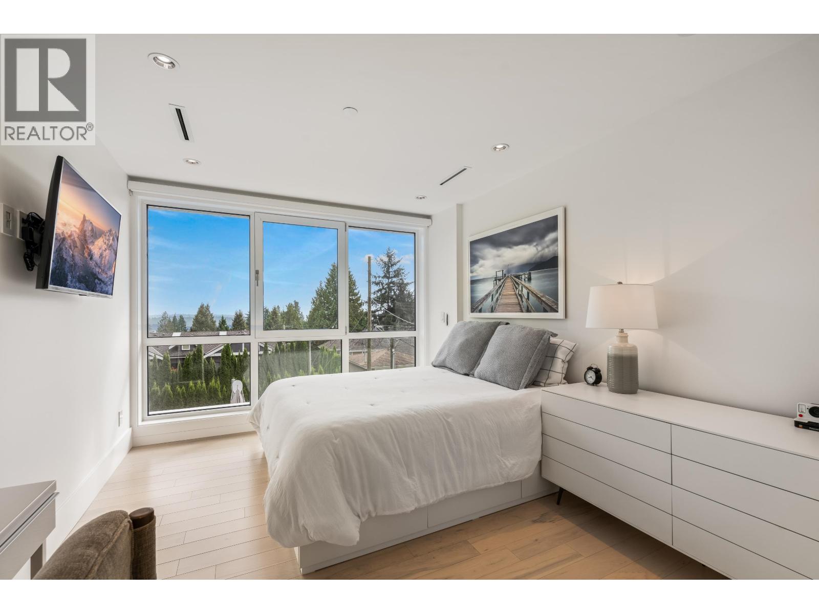 1360 QUEENS AVENUE, West Vancouver