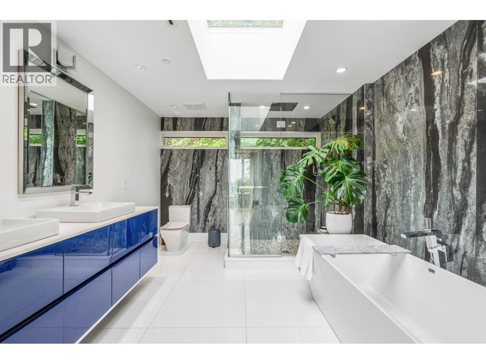 1360 QUEENS AVENUE, West Vancouver