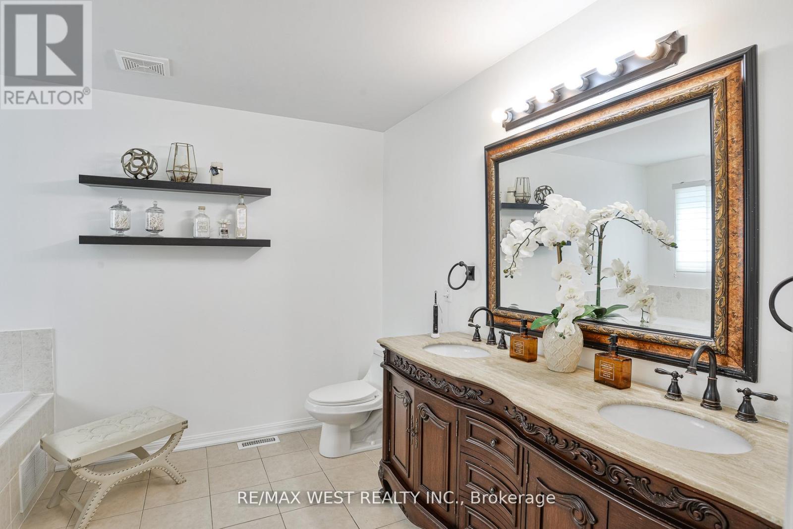 134 SANDRINGHAM DRIVE - 14