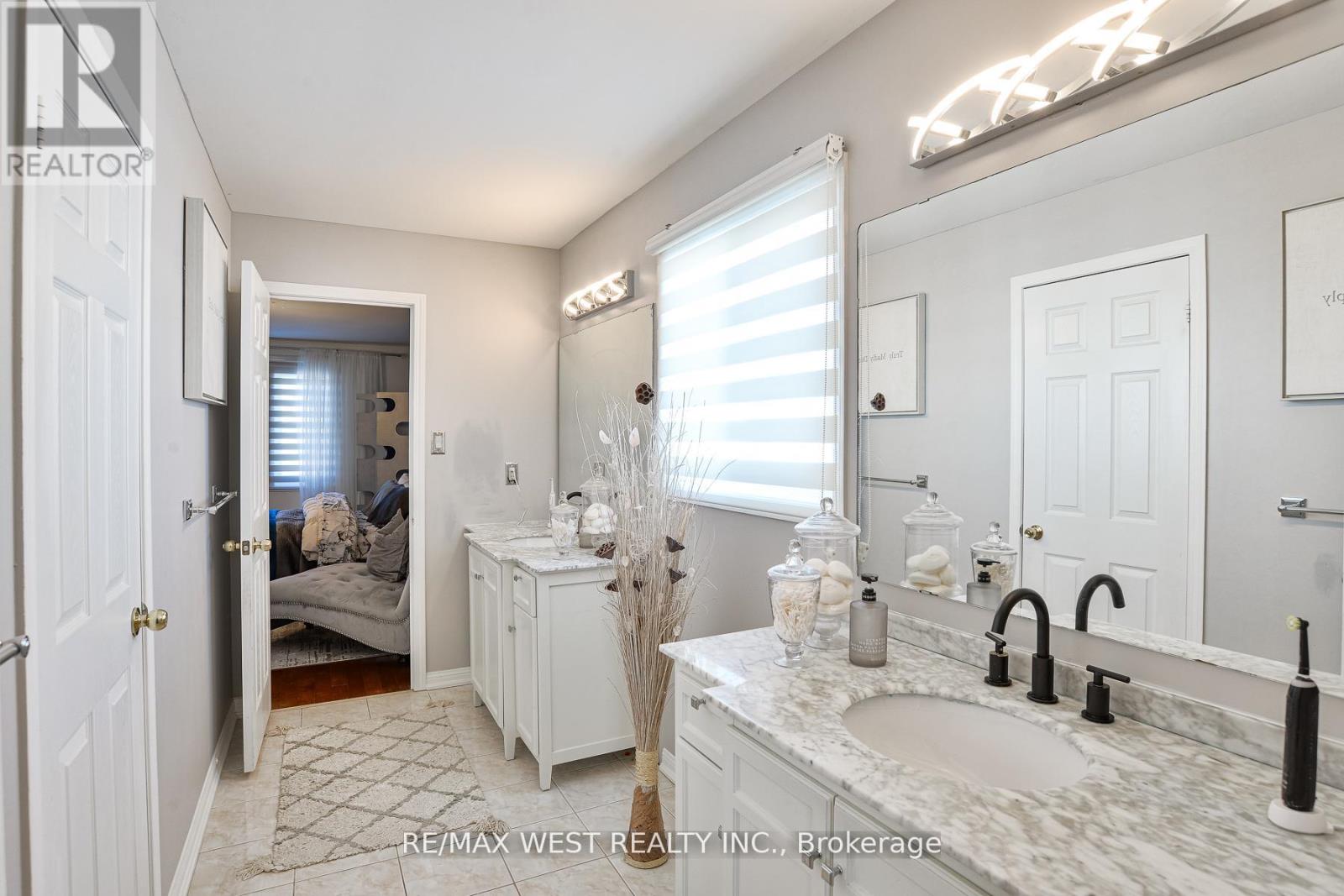 134 SANDRINGHAM DRIVE - 19