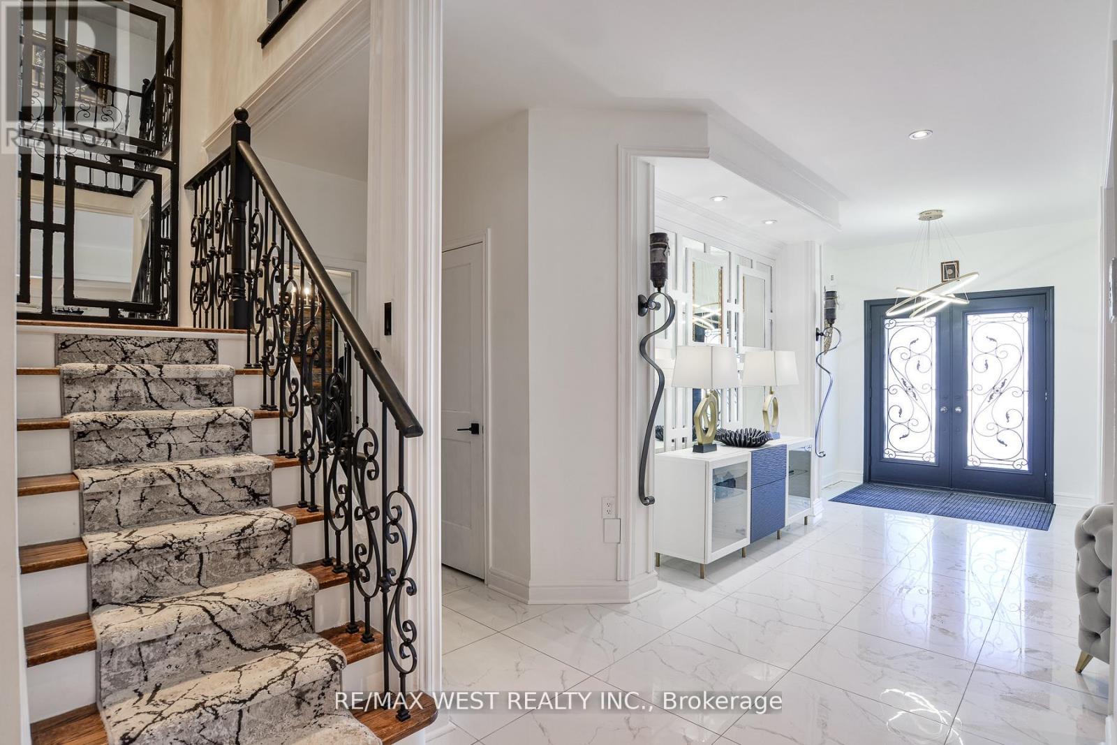 134 SANDRINGHAM DRIVE - 3