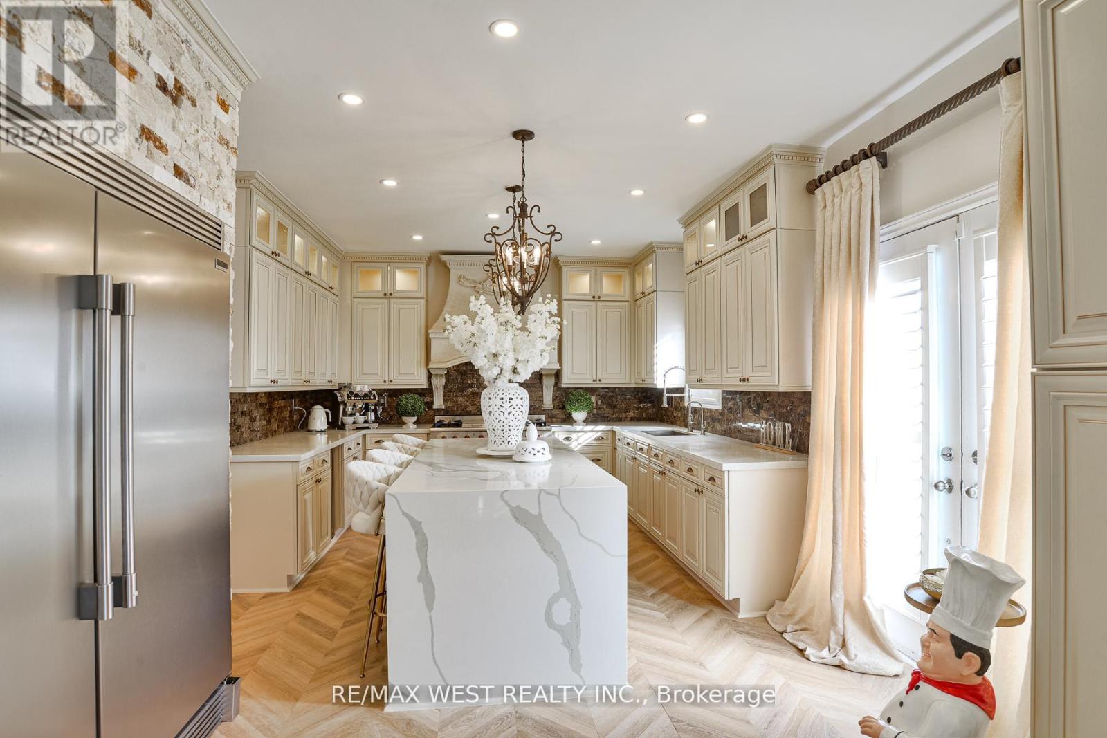 134 SANDRINGHAM DRIVE - 4