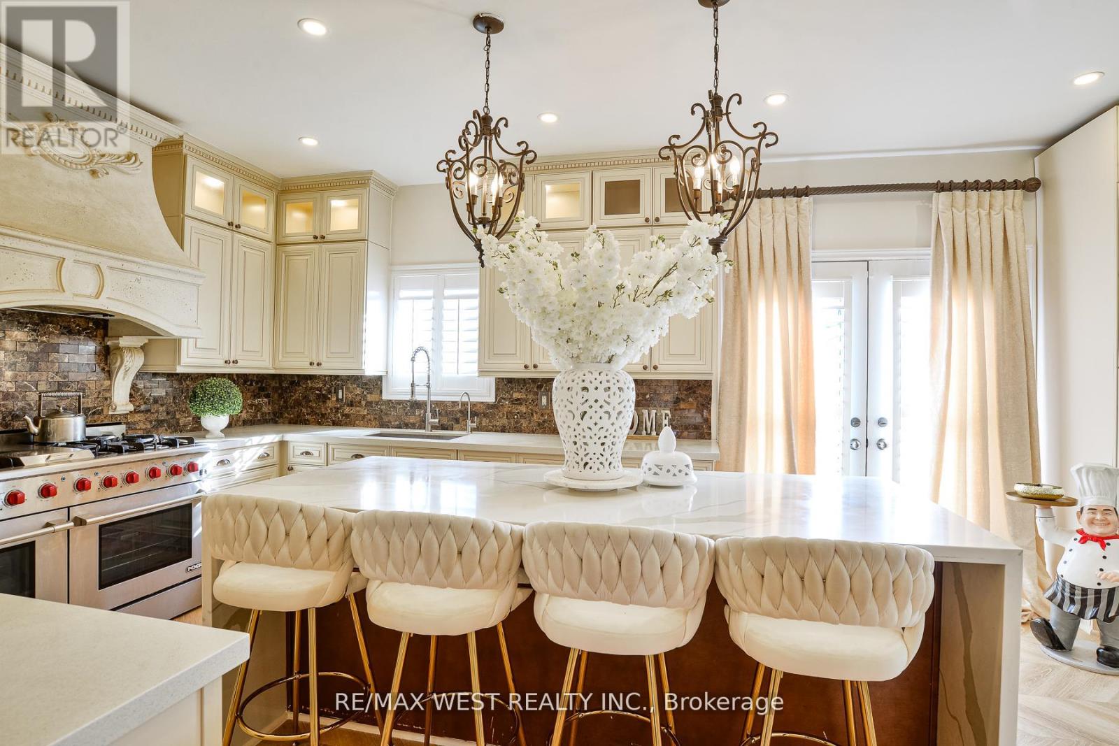 134 SANDRINGHAM DRIVE - 5