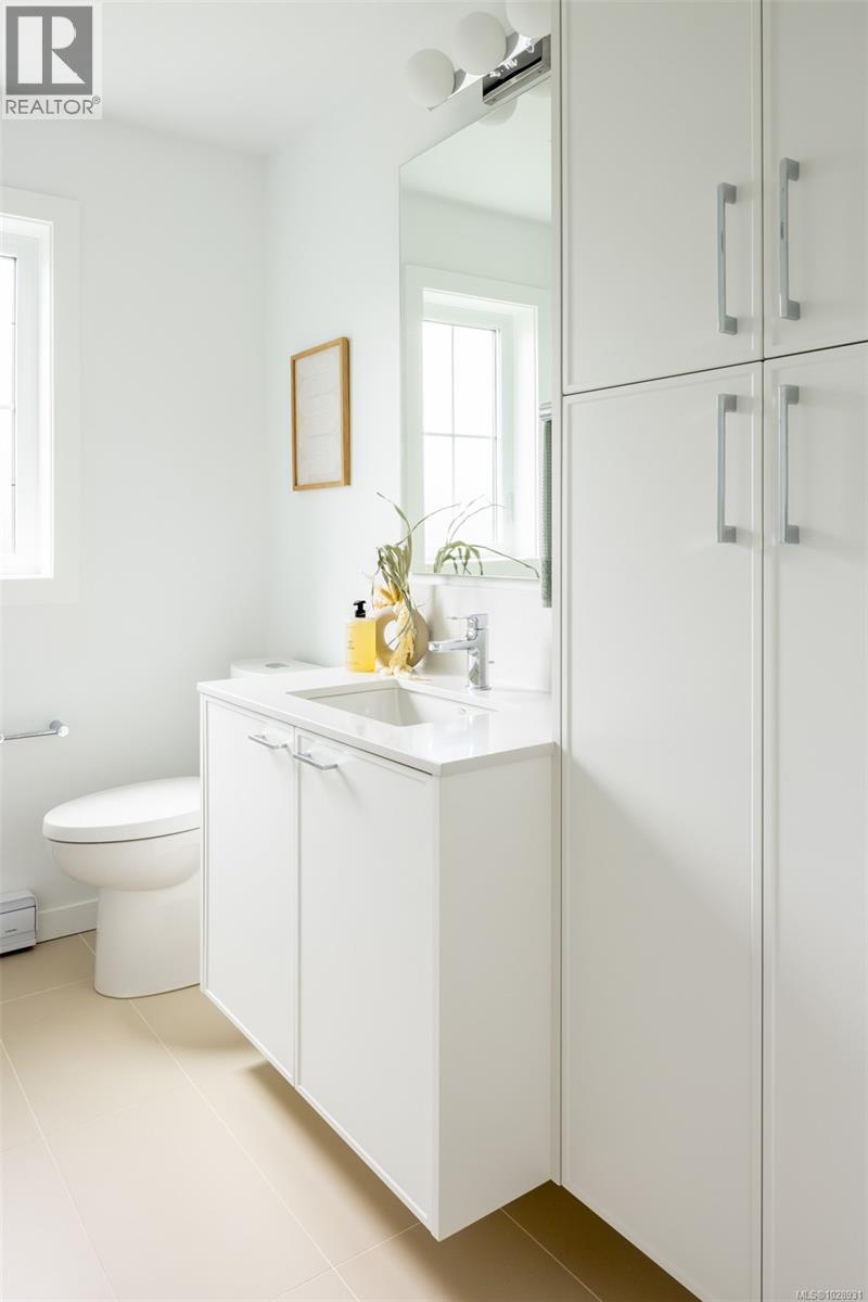 TH15 3450 Whittier Avenue, Saanich