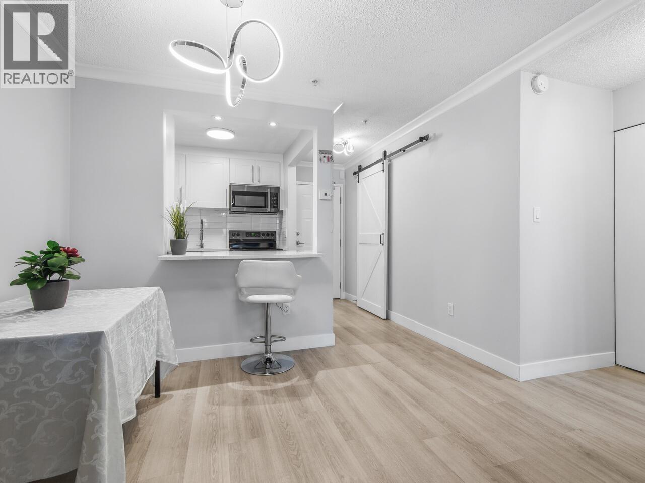 410 715 ROYAL Avenue - photo 2