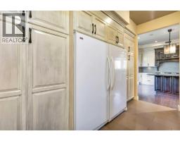Foyer - 2210b Township Road 392, Rural Lacombe County, AB T4E2W7 Photo 11