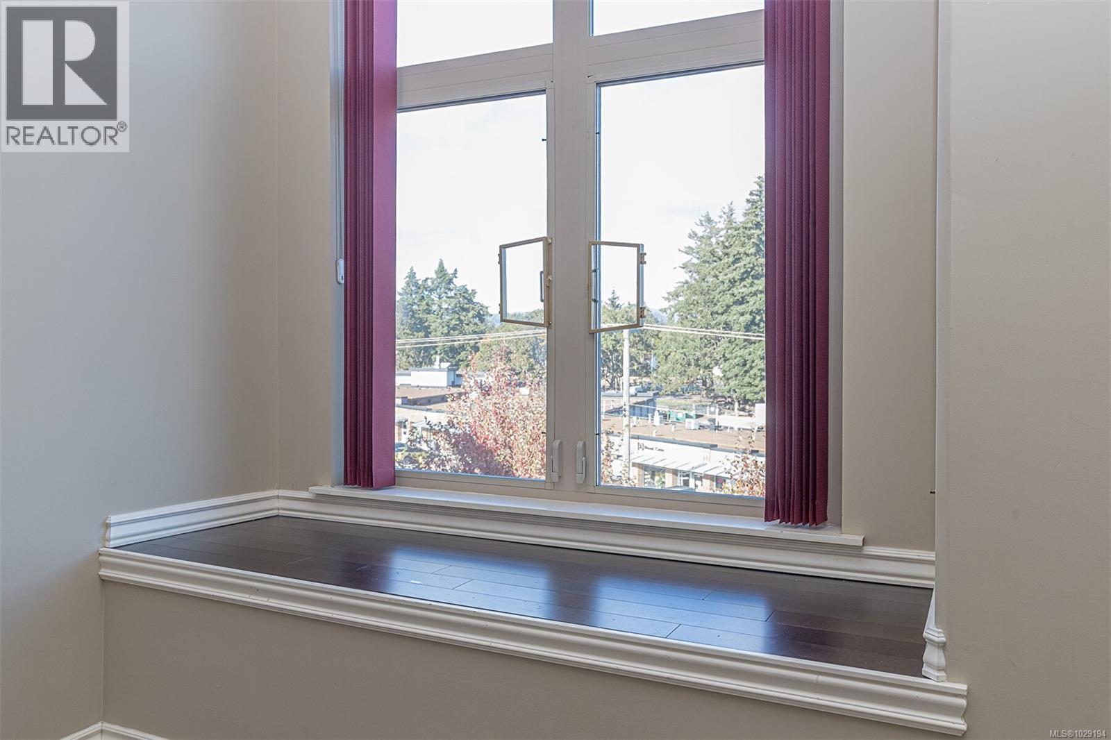 #402 755 Goldstream Ave - 36