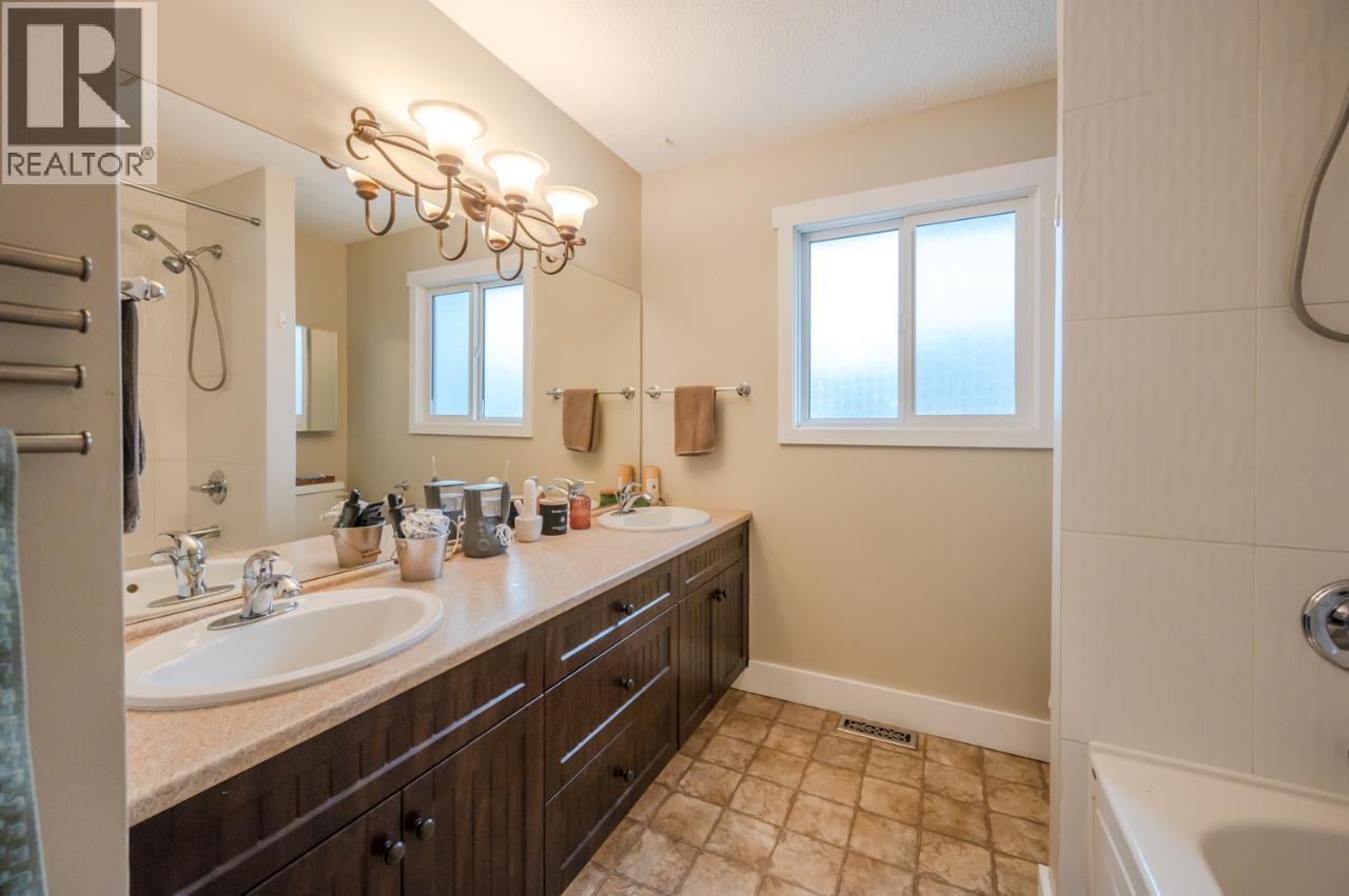 668 TOZER Avenue, Kelowna