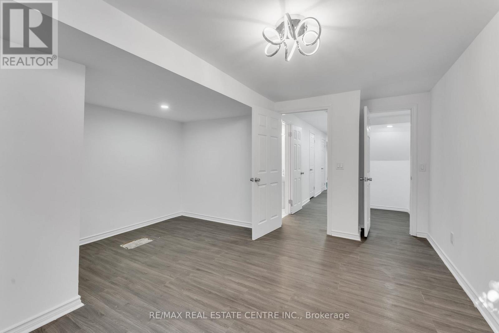 #59 7768 ASCOT CIRCLE - 33