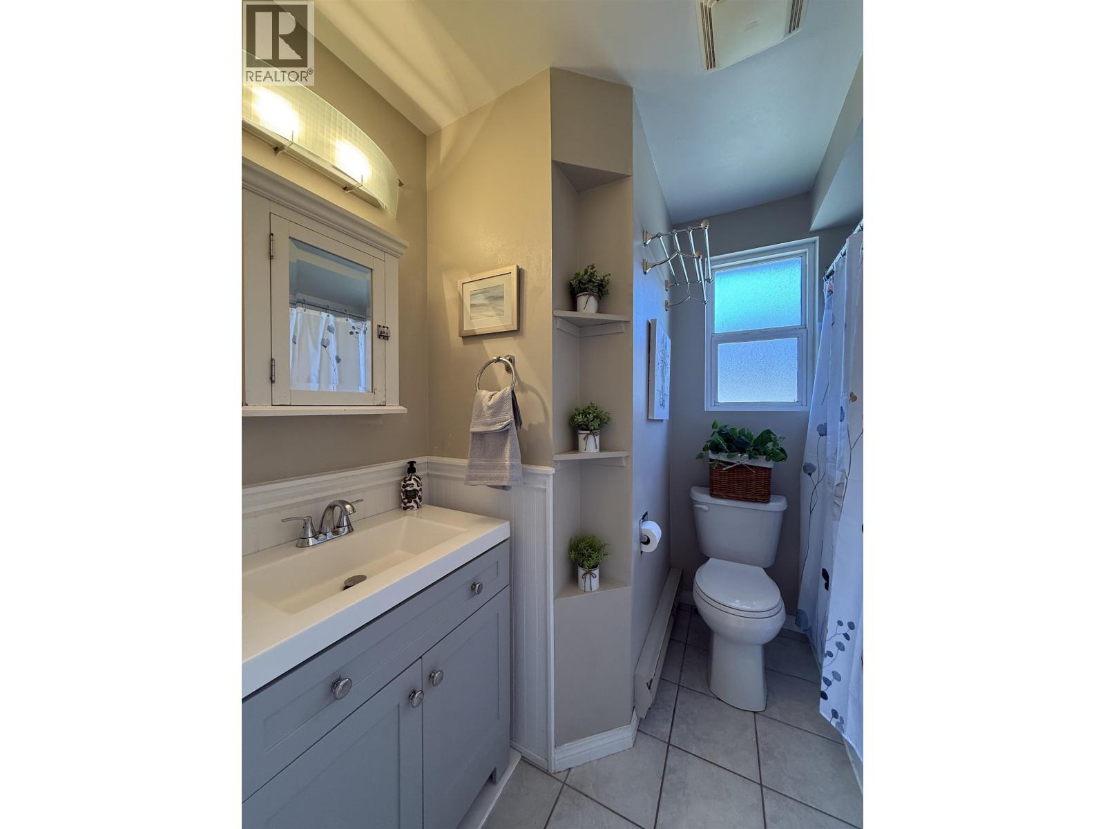 702 GIBSONS WAY, Gibsons