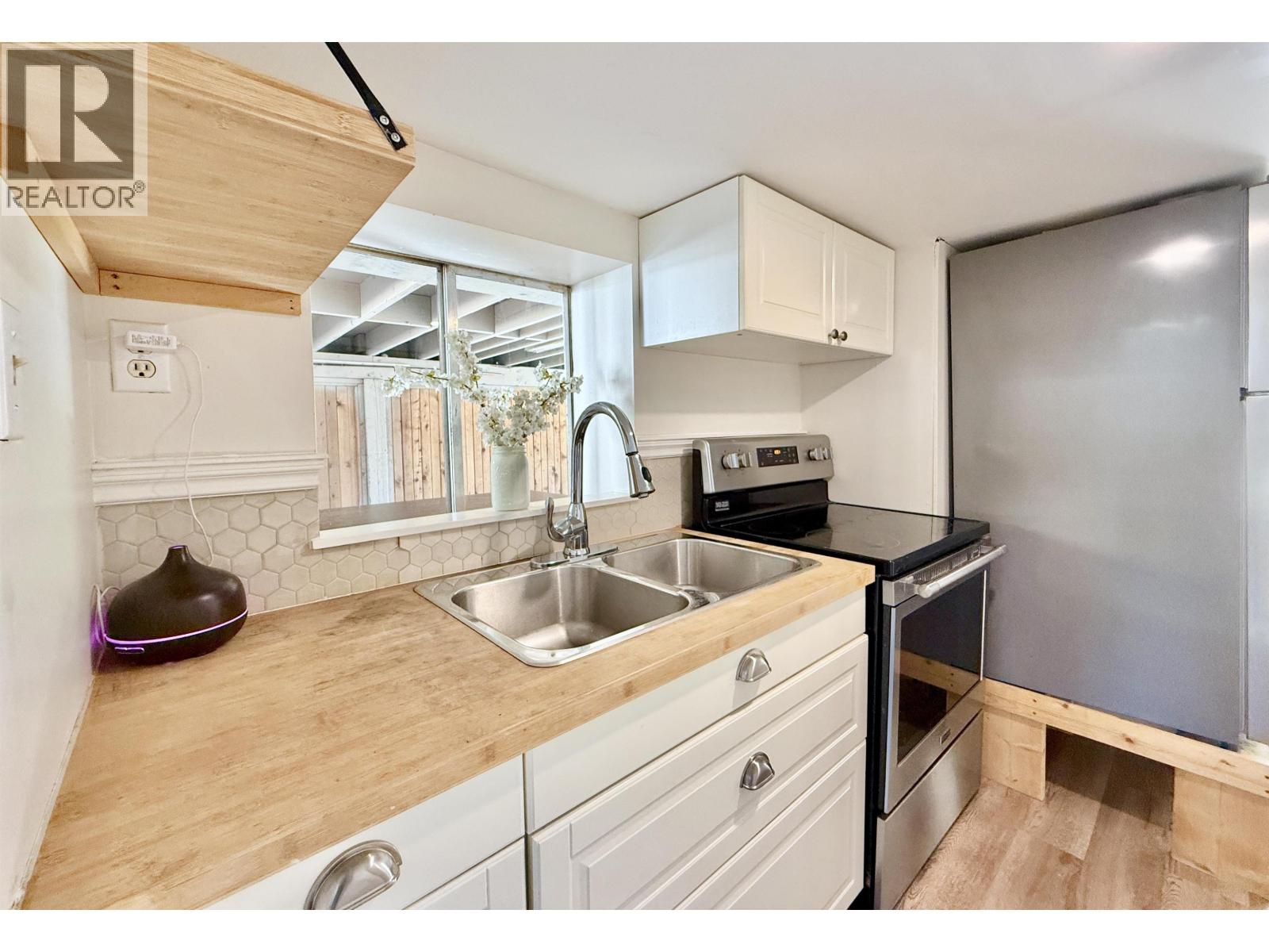 702 GIBSONS WAY, Gibsons