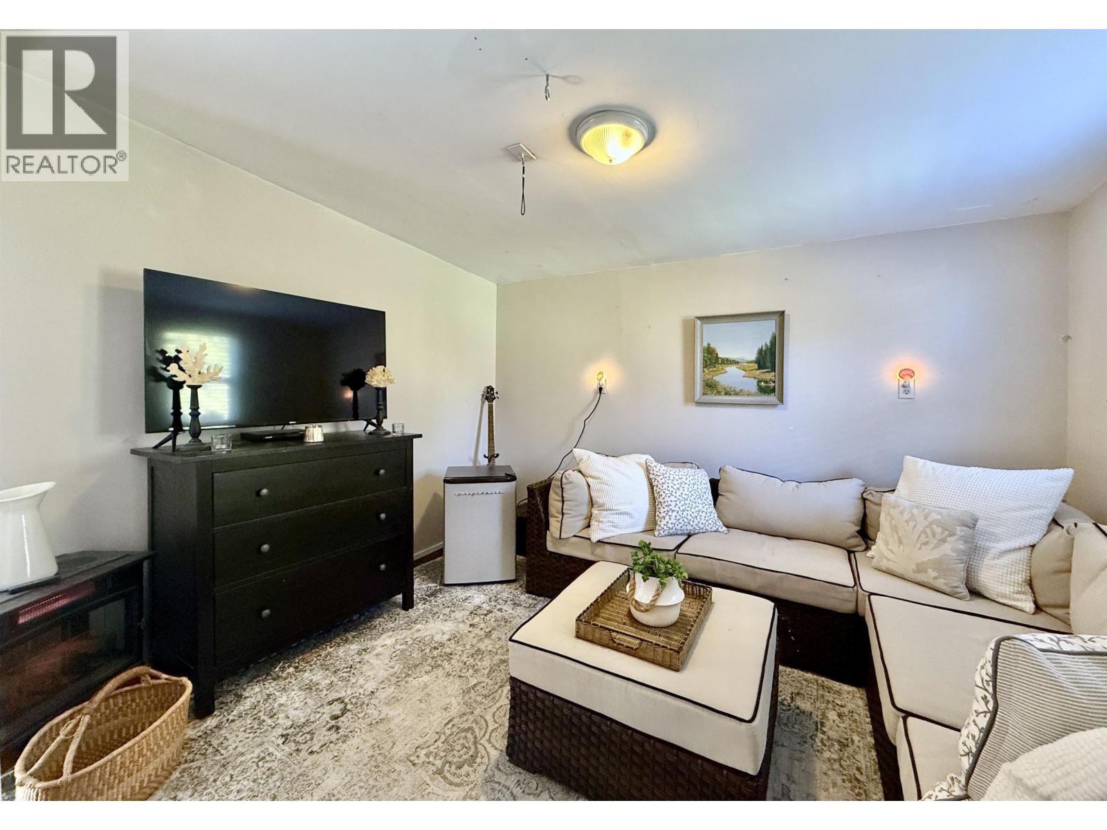 702 GIBSONS WAY, Gibsons