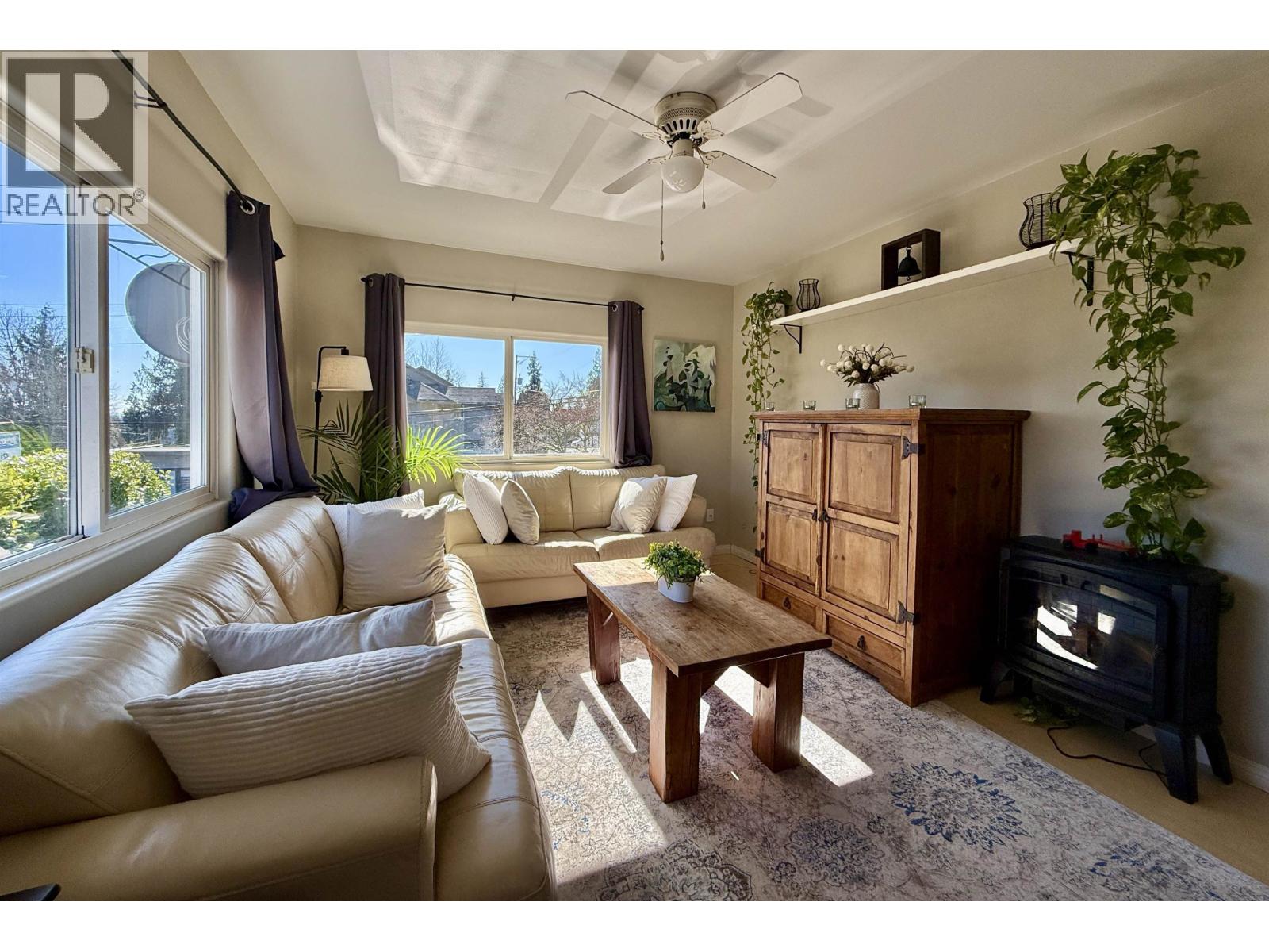 702 GIBSONS WAY, Gibsons