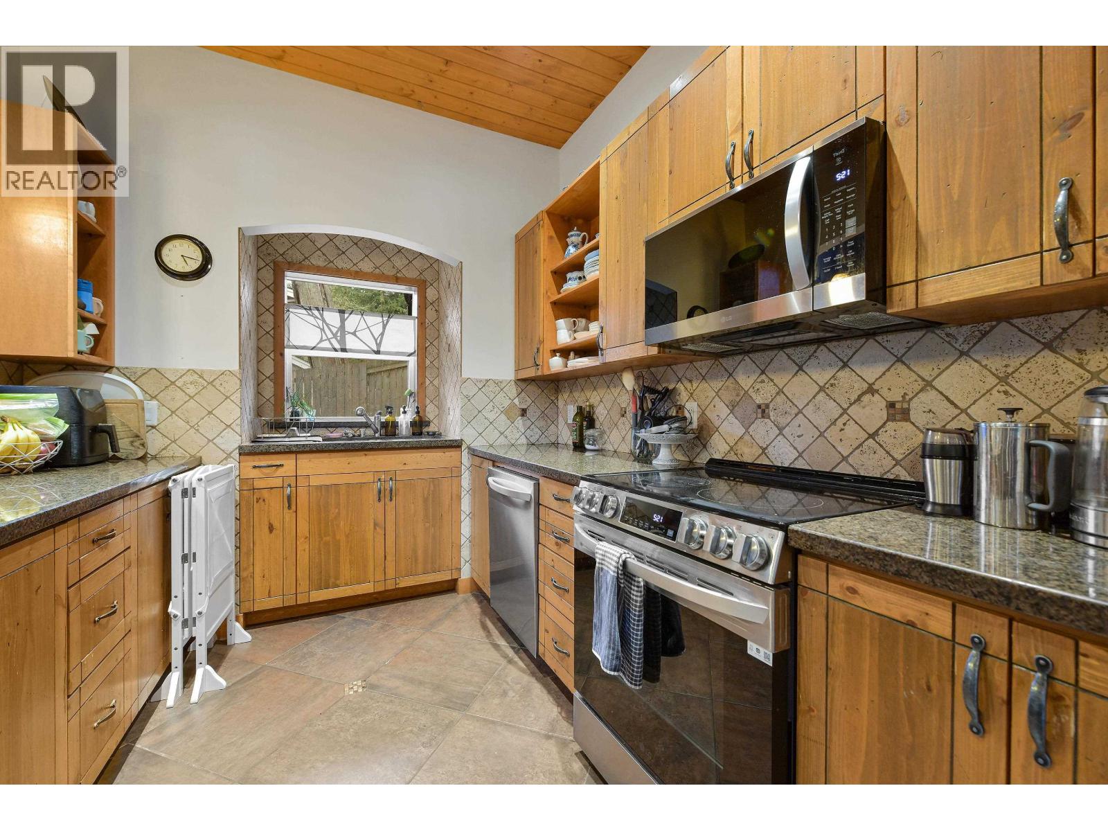 254 MARINERS WAY, Mayne Island