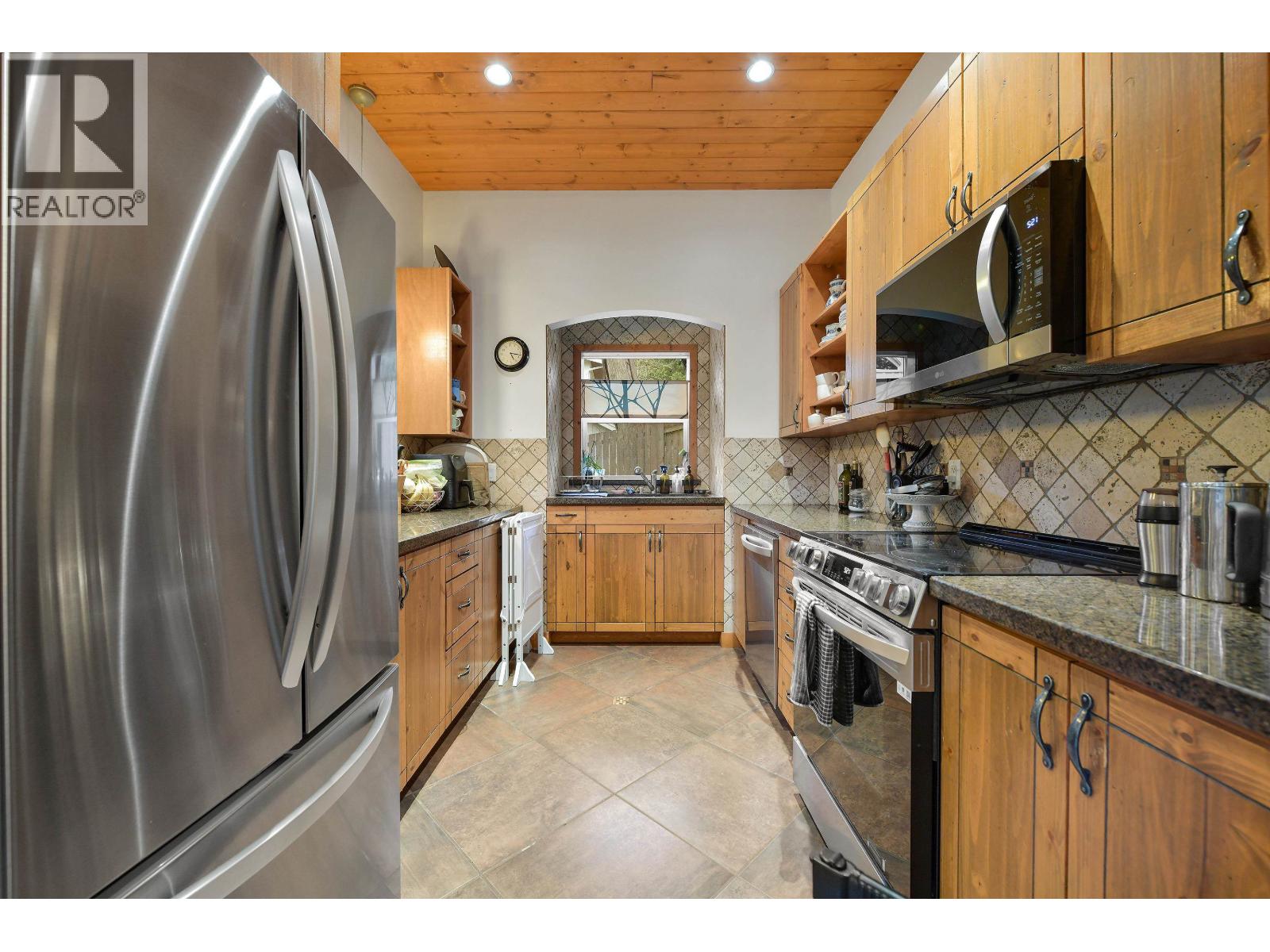 254 MARINERS WAY, Mayne Island