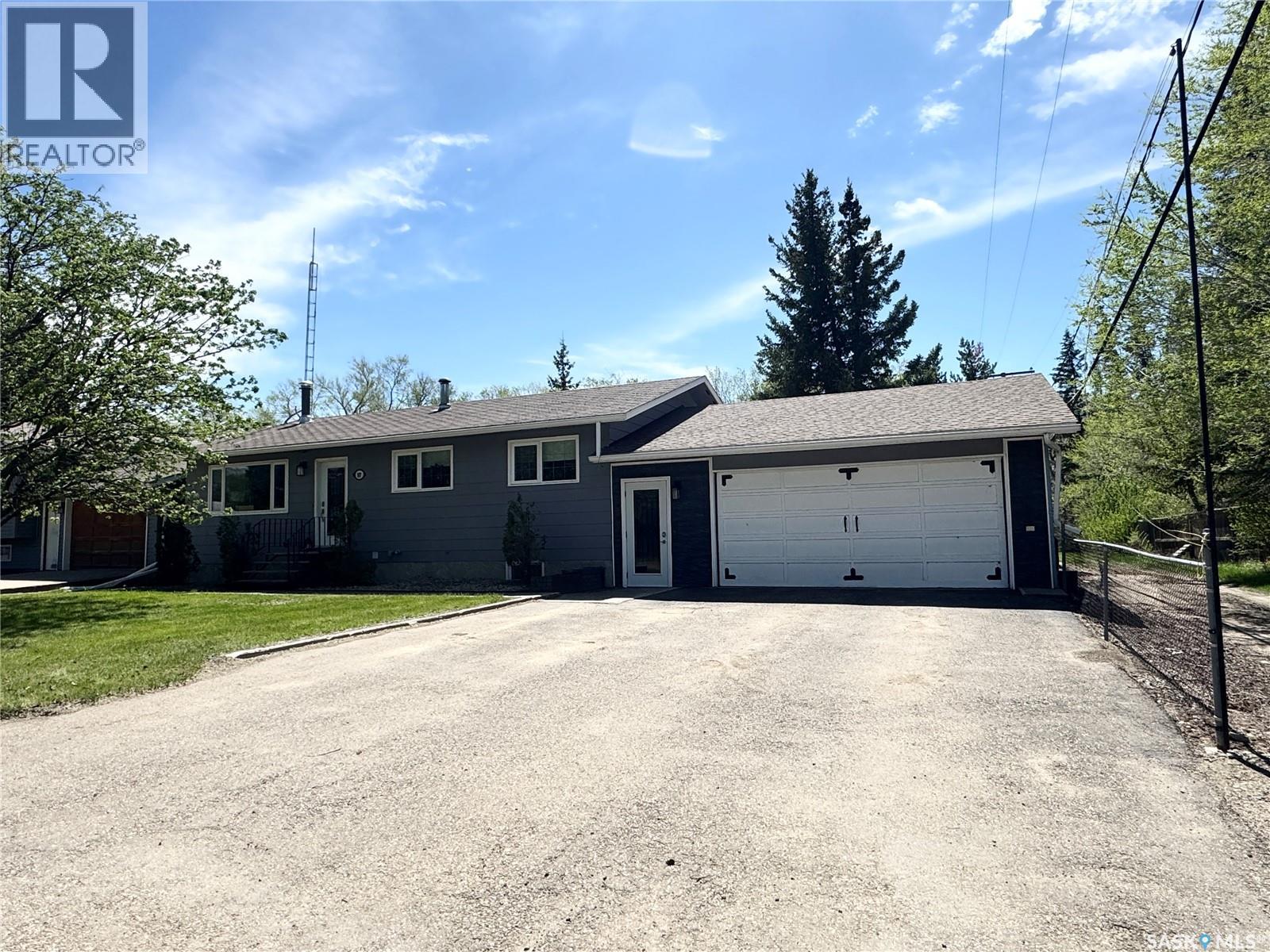 17 4th AVENUE E