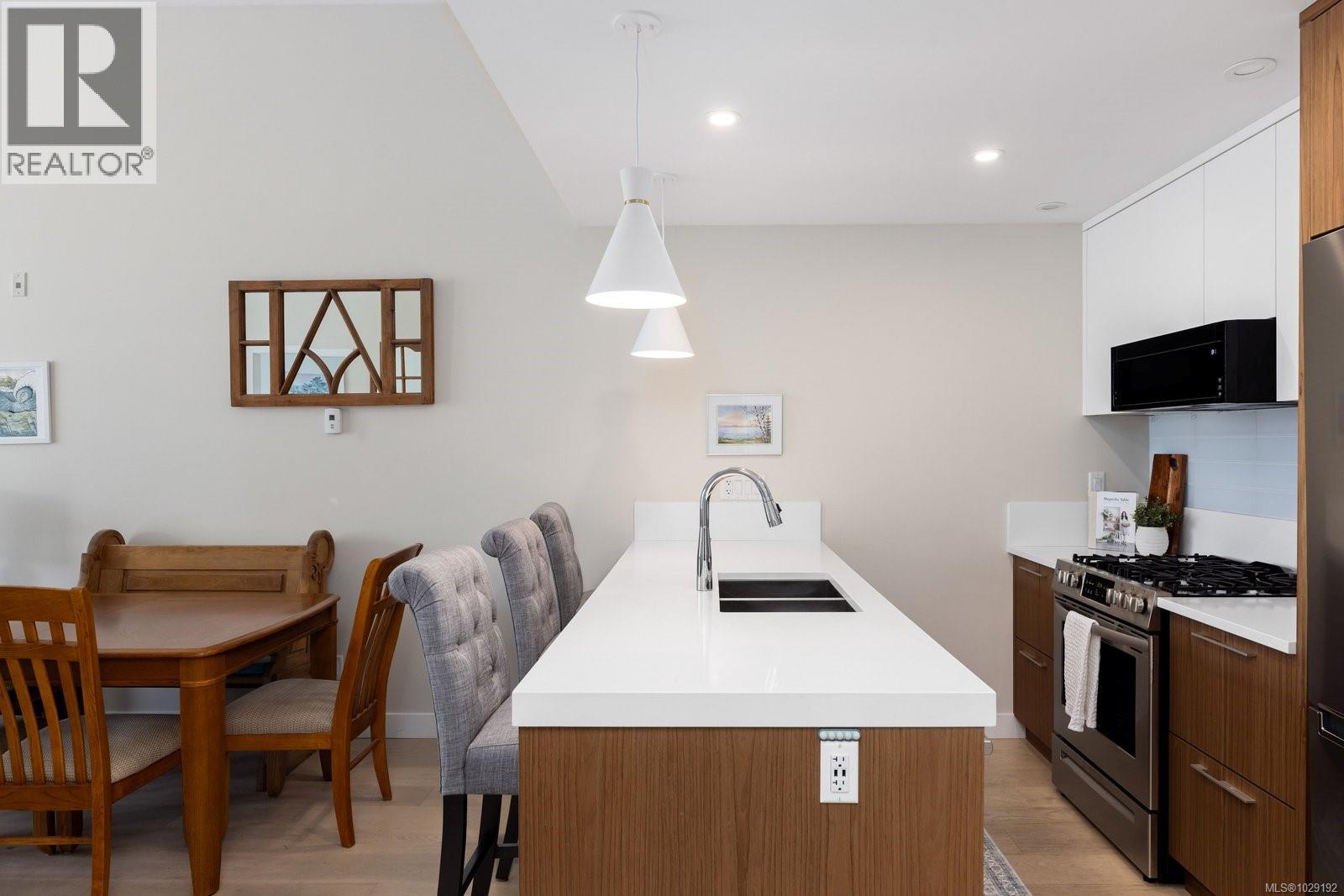 406 9861 Third Street, Sidney