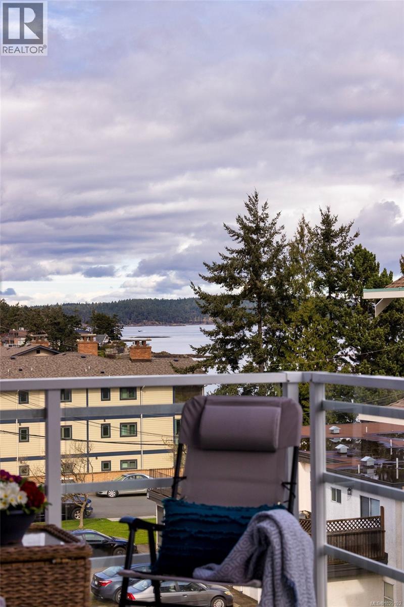 406 9861 Third Street, Sidney