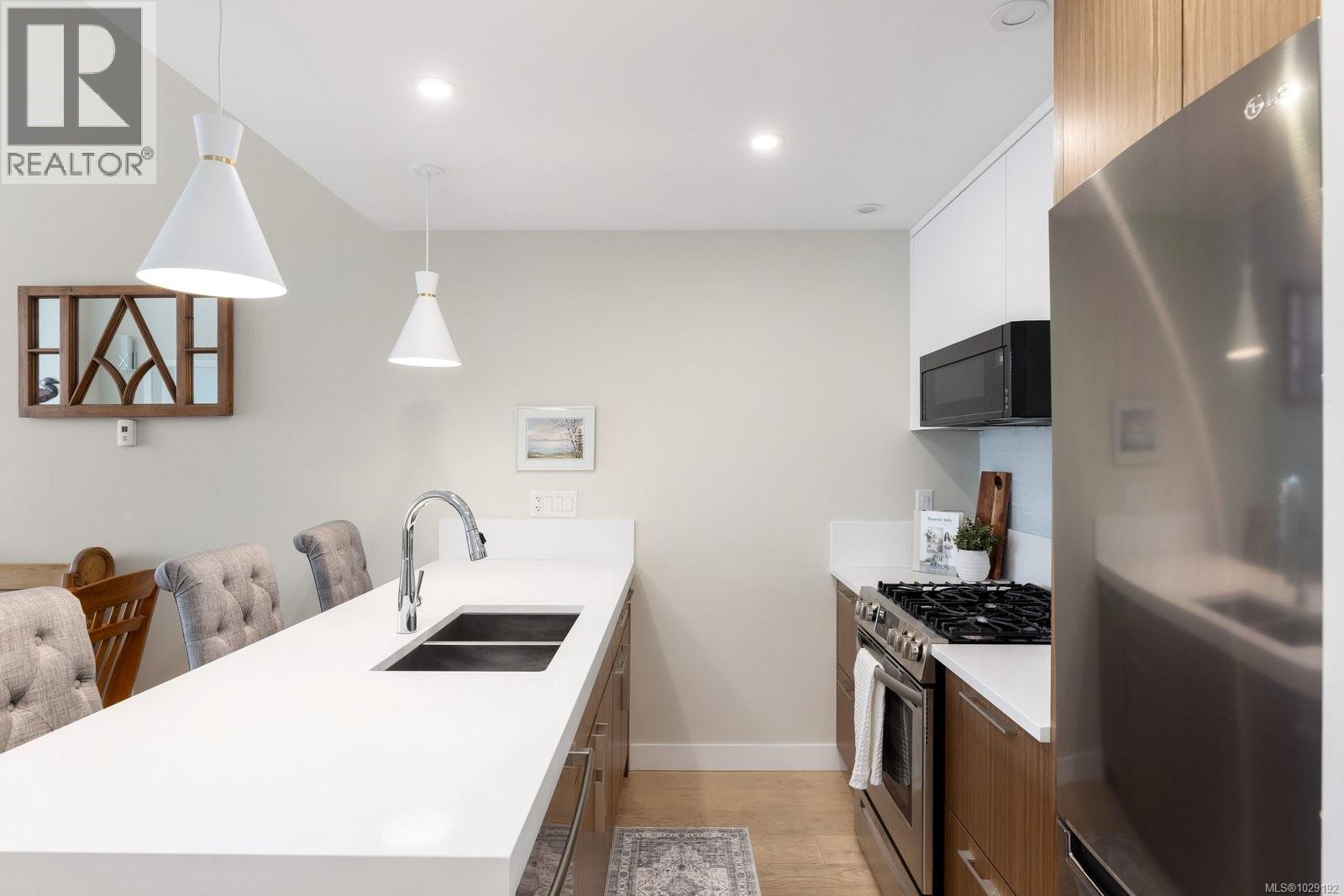 406 9861 Third Street, Sidney