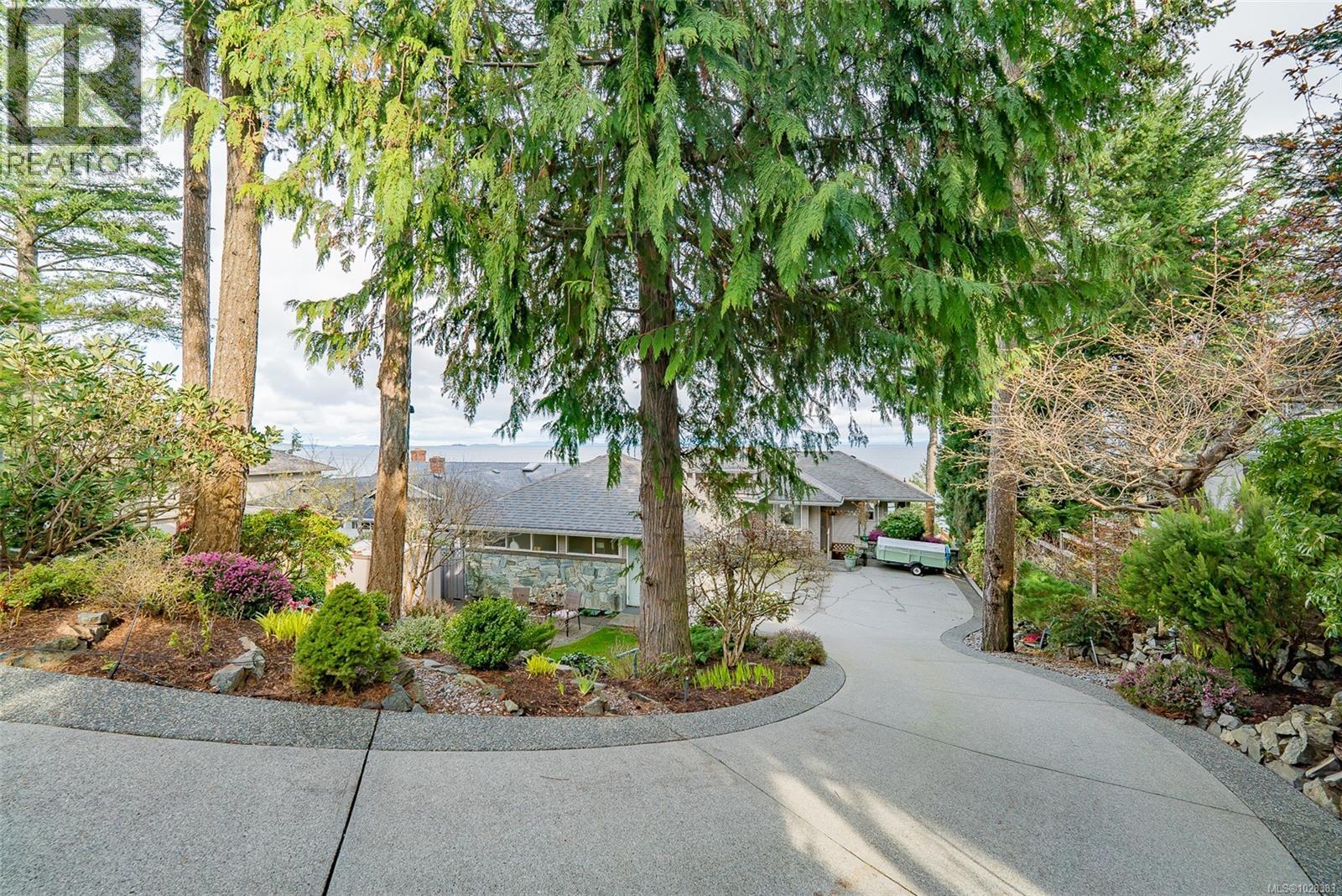 4954 FILLINGER CRES - 44