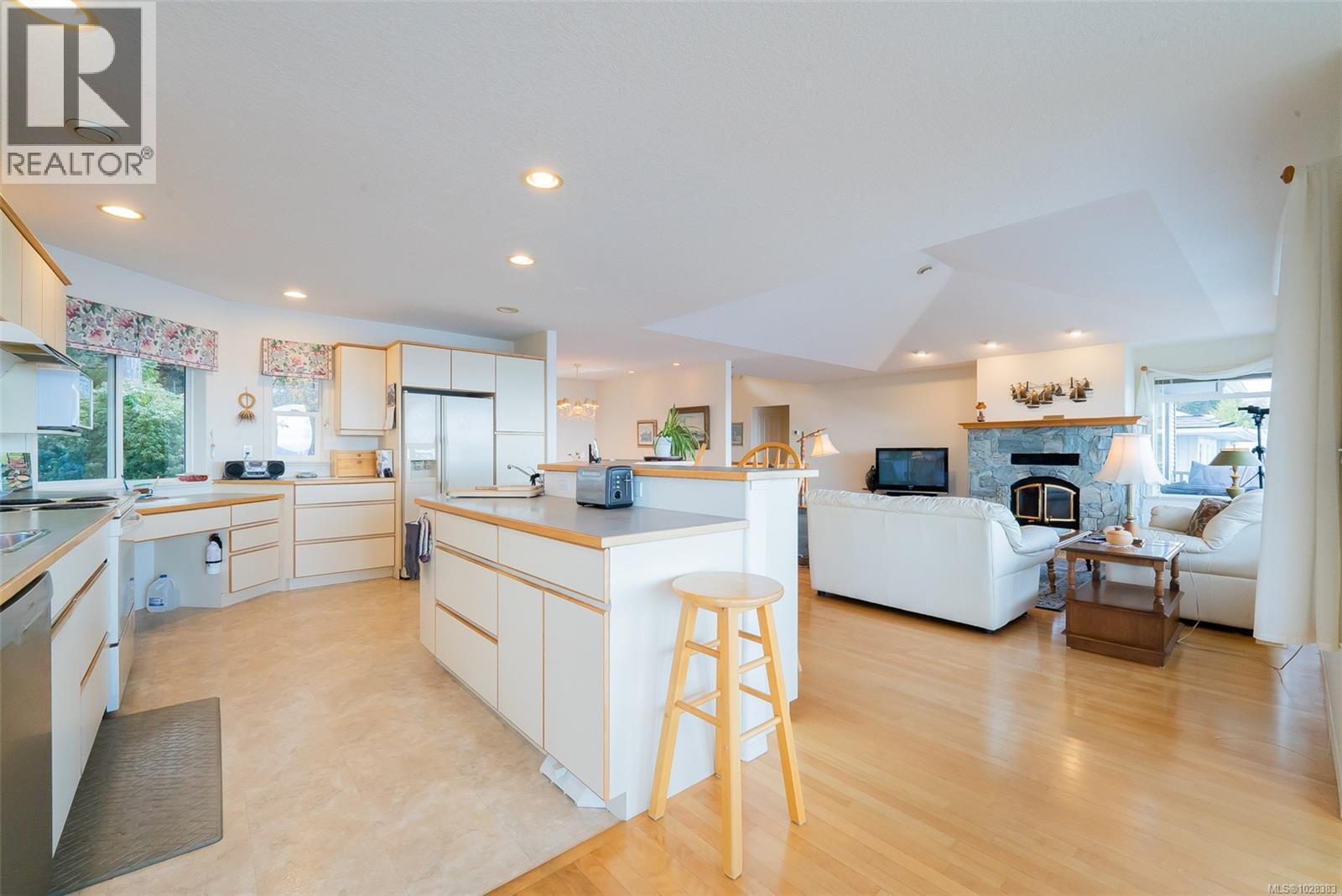 4954 FILLINGER CRES - 6