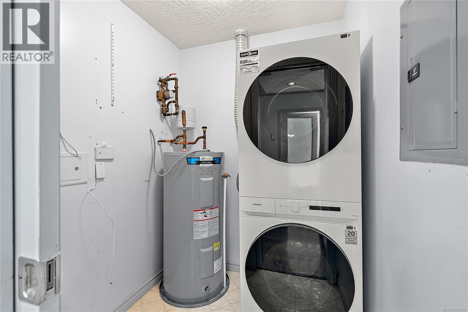 205 9905 Fifth Street, Sidney