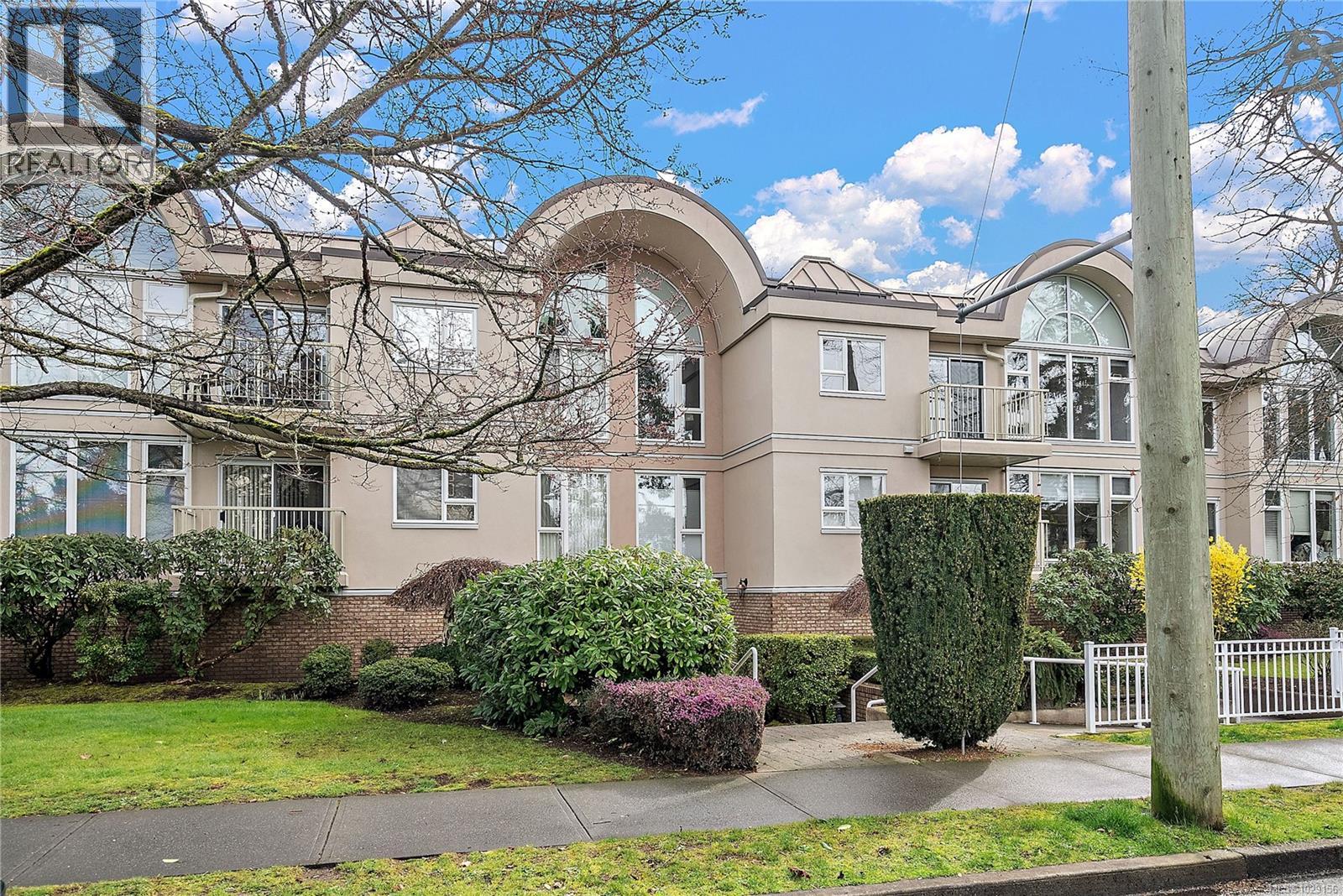 205 9905 Fifth Street, Sidney