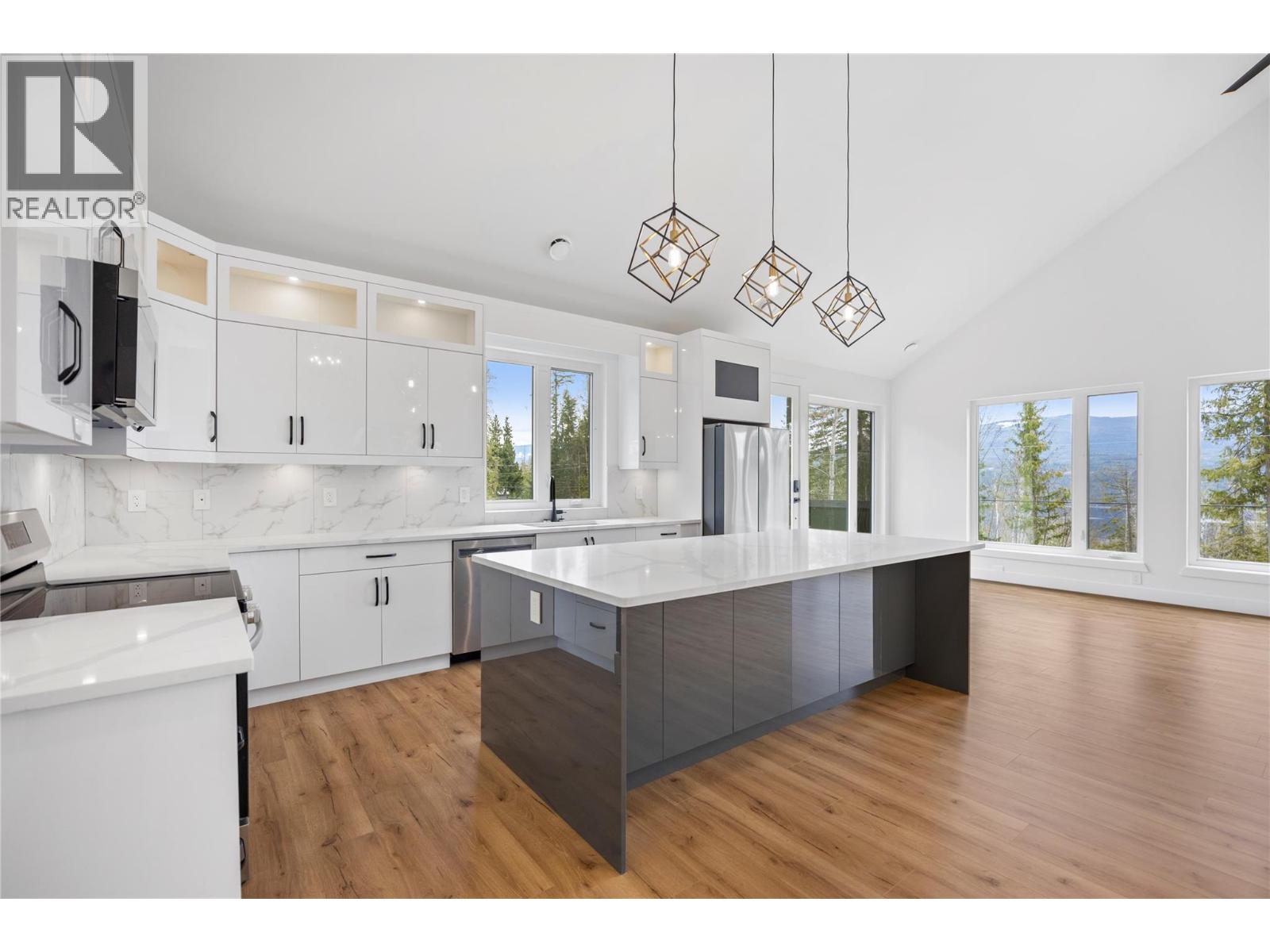 7455 Stampede Trail, Anglemont