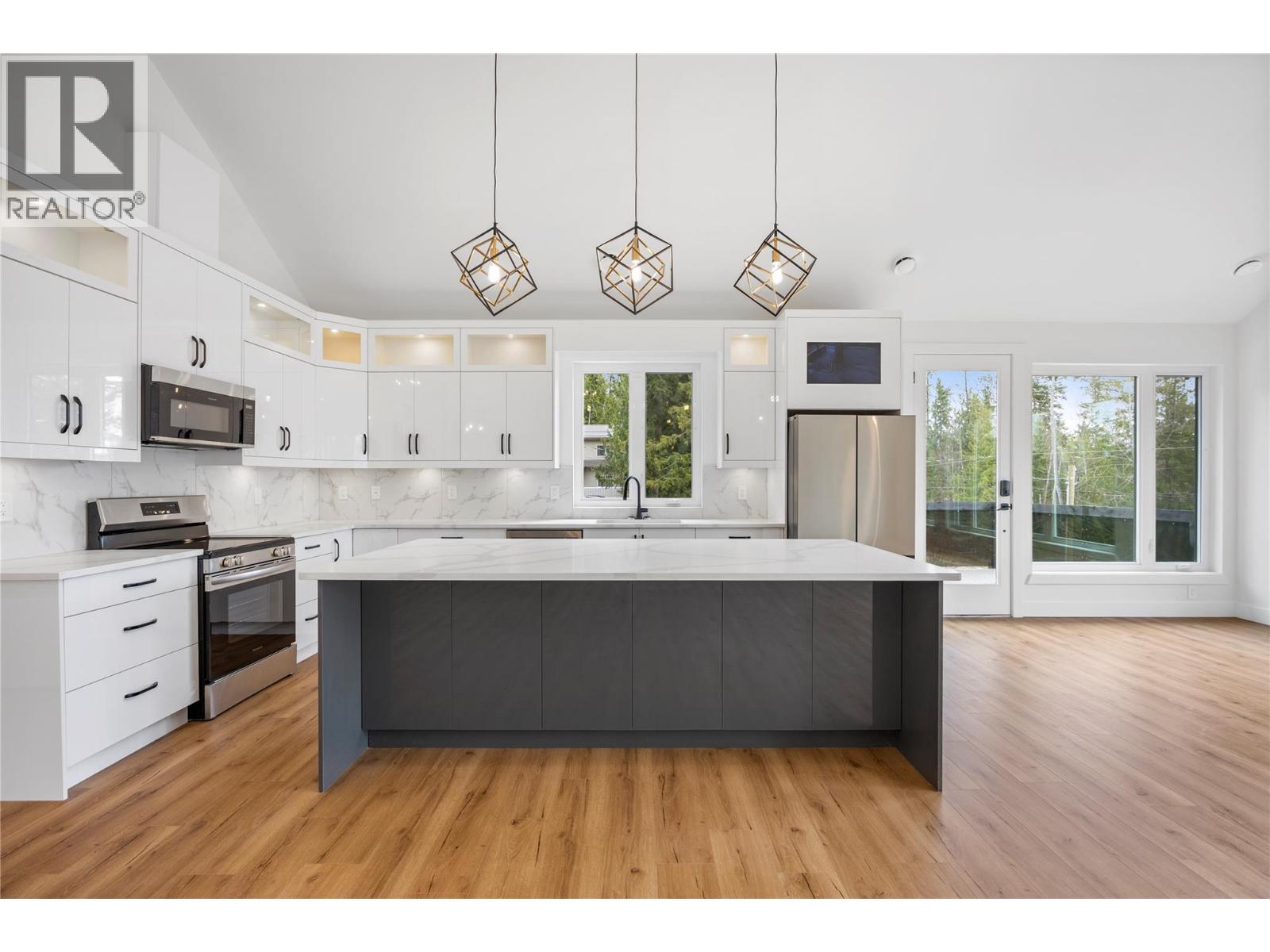 7455 Stampede Trail, Anglemont