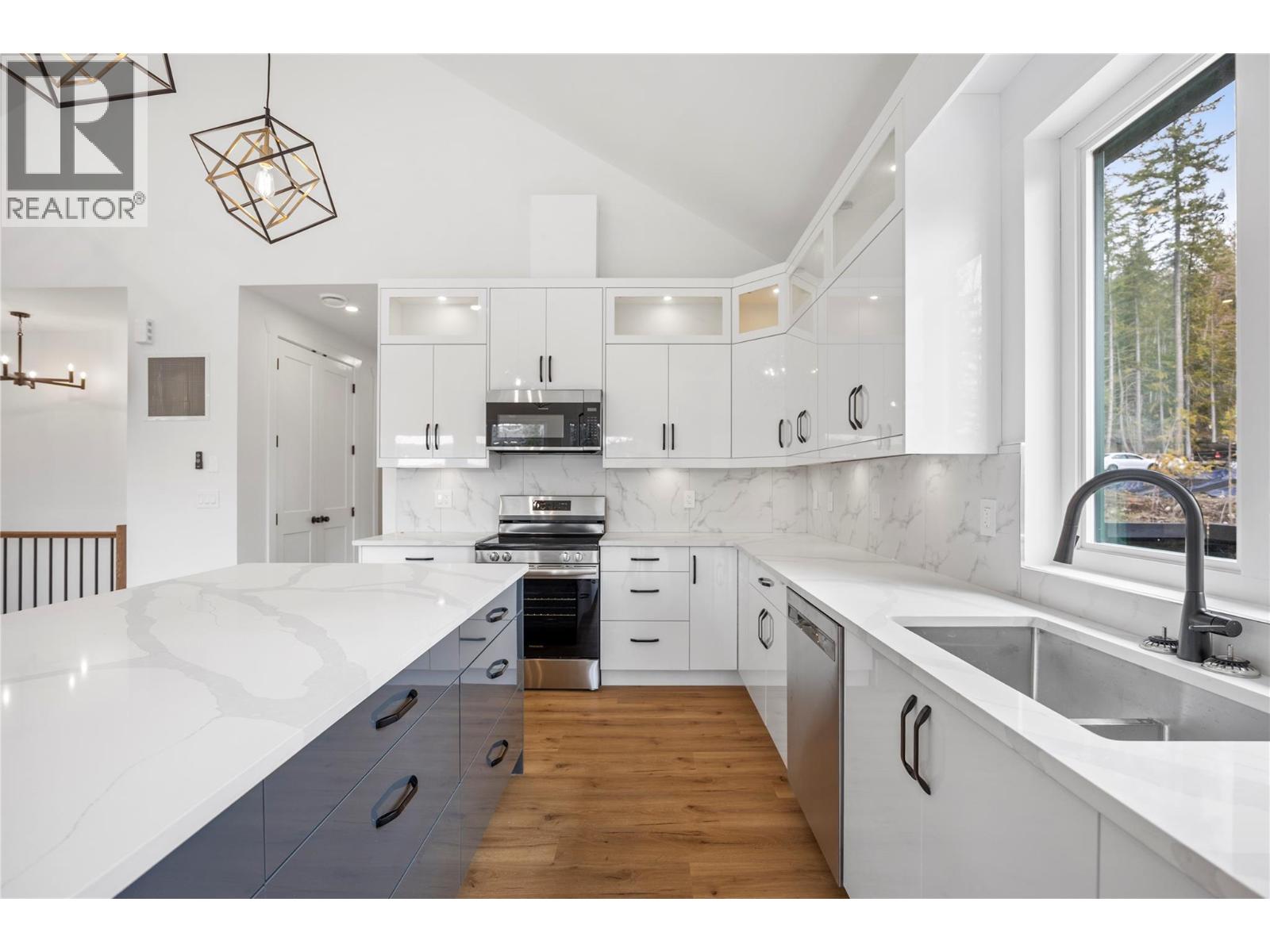 7455 Stampede Trail, Anglemont