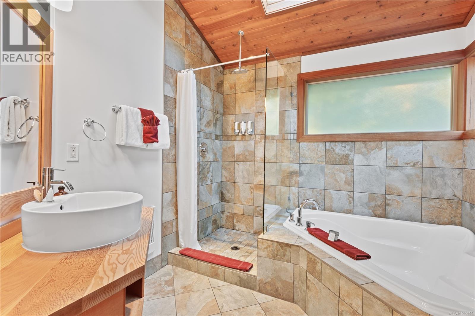 330 Reef Point Rd, Ucluelet