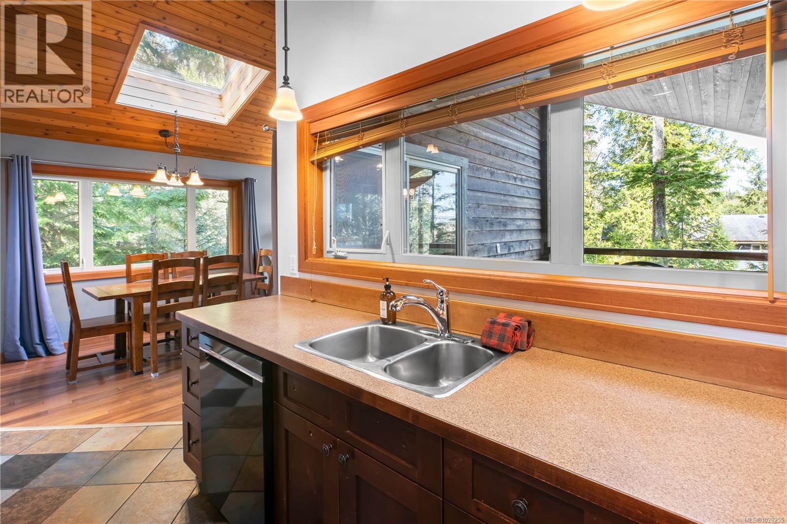 330 Reef Point Rd, Ucluelet
