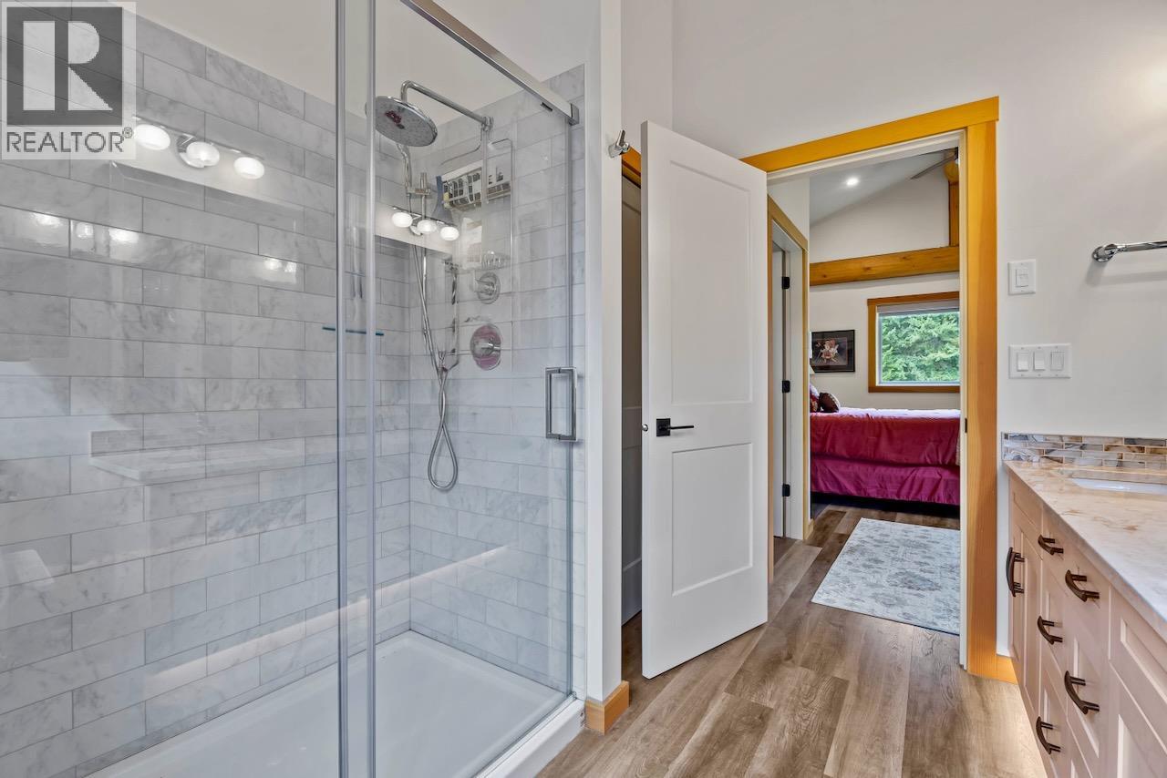 2589 Airstrip Road, Anglemont