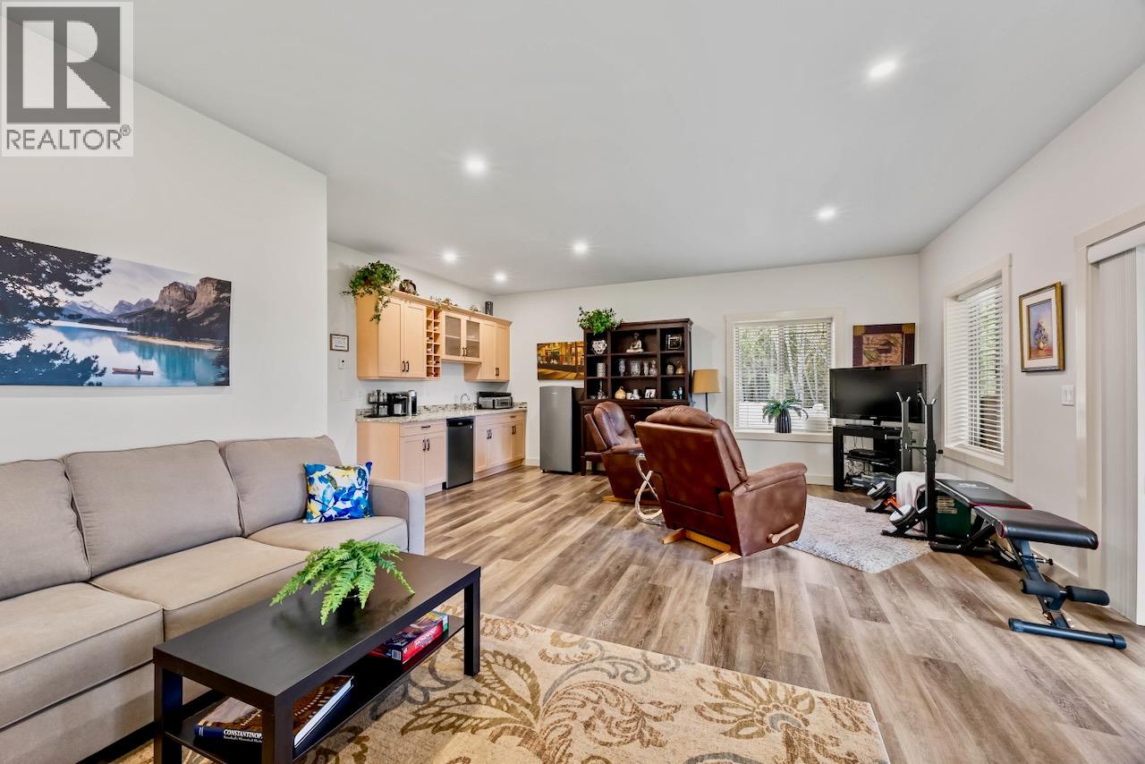 2589 Airstrip Road, Anglemont