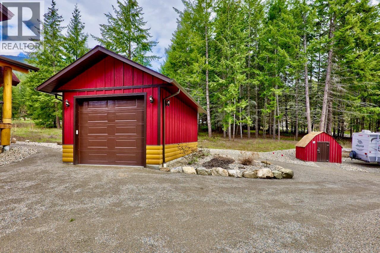 2589 Airstrip Road, Anglemont