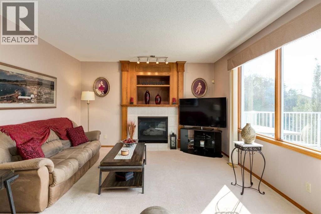 Single Family House for Sale in  Edgevalley Circle NW Edgemont Calgary 