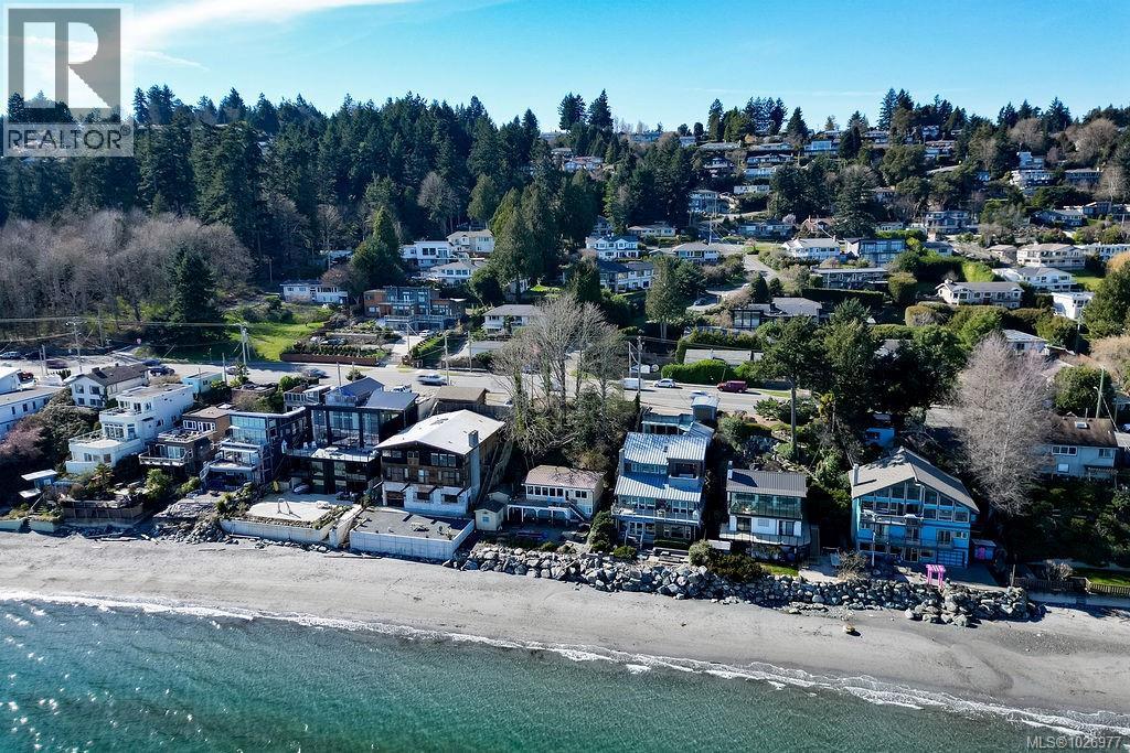 5037 CORDOVA BAY - 35