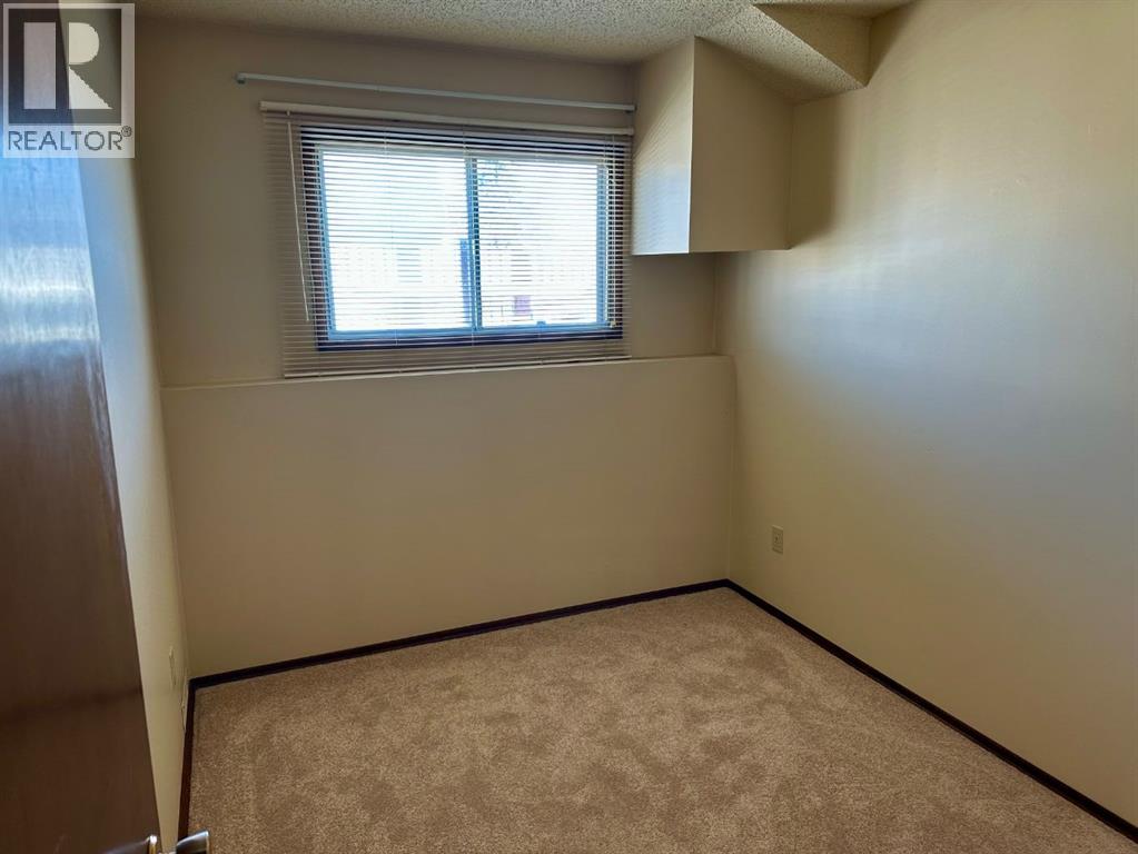 447 Huntsville Crescent NW, Calgary, Alberta