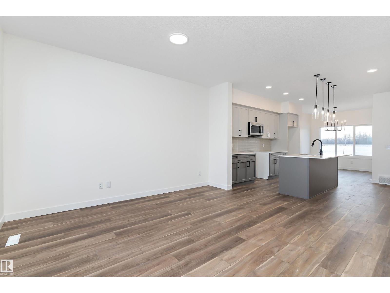 1062 MCLEOD AV, Spruce Grove